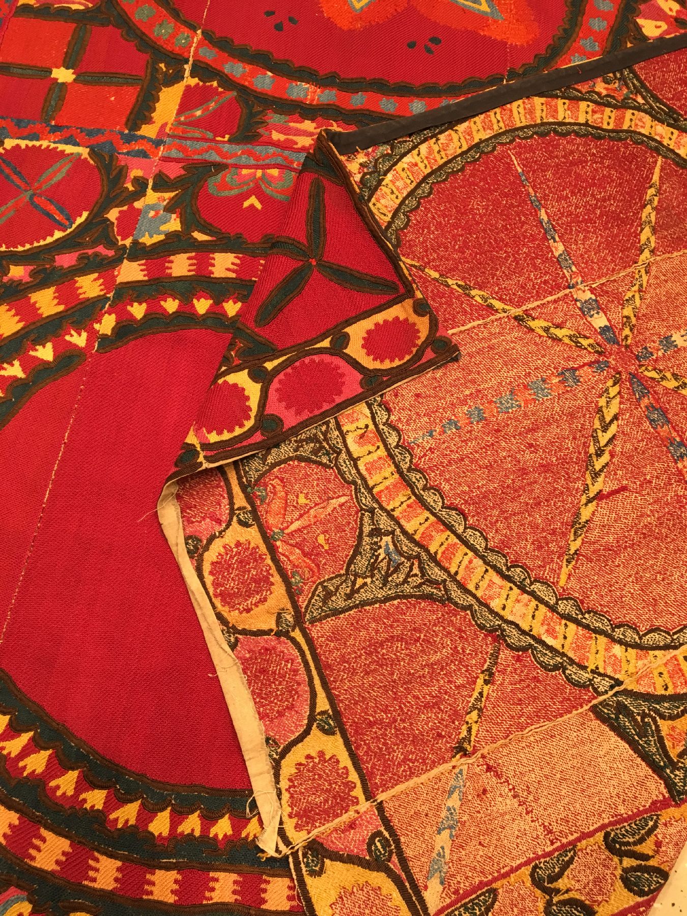 Detail g: Große Taschkent "Susani" antik, Usbekistan, Ende 19.Jhd., Seidenstickerei auf Baumwollgewebe. Großformatige Susani mit Paliak Muster und ...