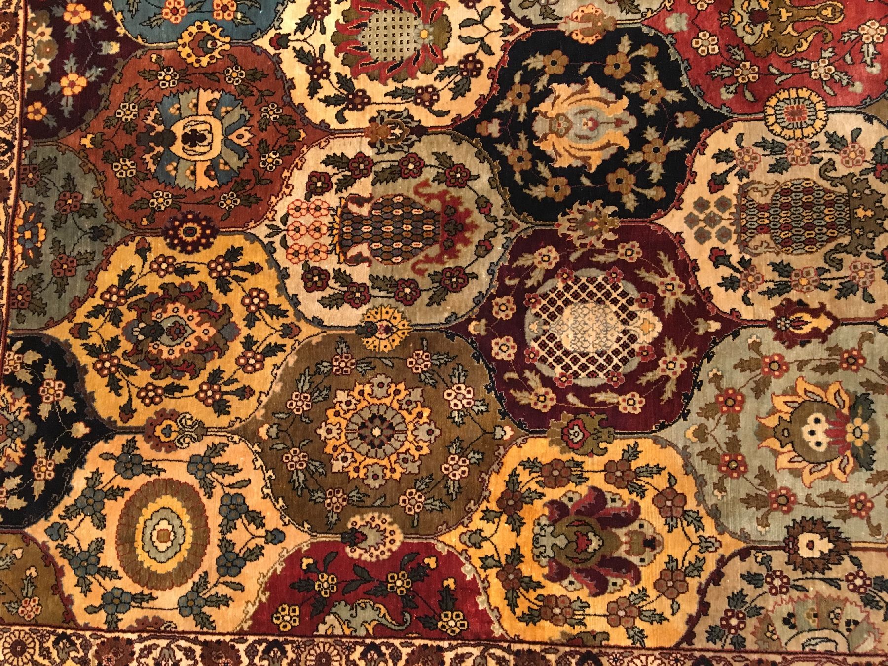 Detail d: Feiner Seiden Kum Kapi antik, Türkei Istanbul, um 1900/1910, reine Naturseide. Seltener Seidenteppich aus den armenischen Meisterwerkstätten in ...