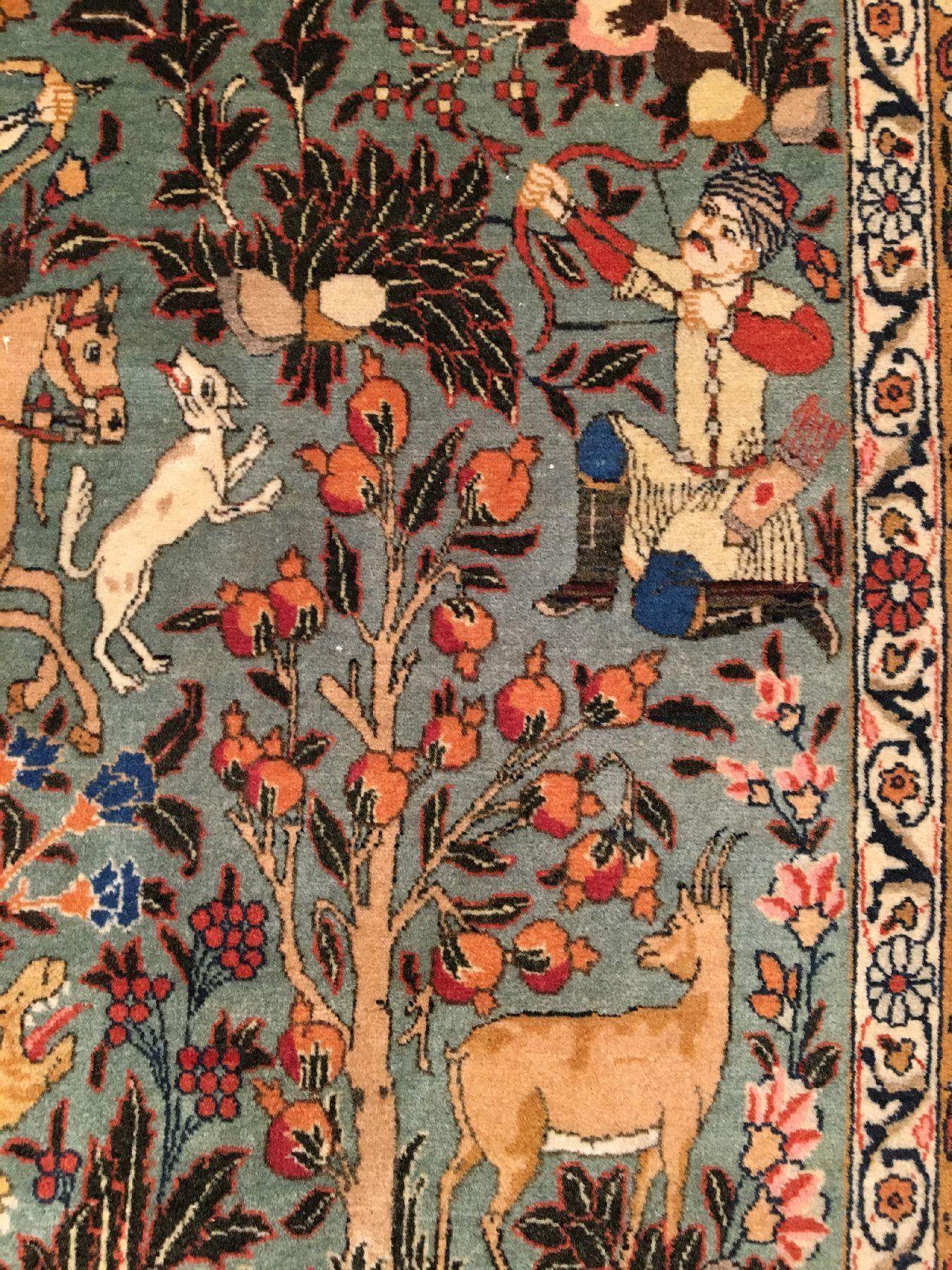 Detail e: Seltener großer grüner Täbriz alt (Geschichte aus dem alten Testament: Jakob), Nordwestpersien, um 1930, Korkwolle geknüpft auf Baumwolle. ...