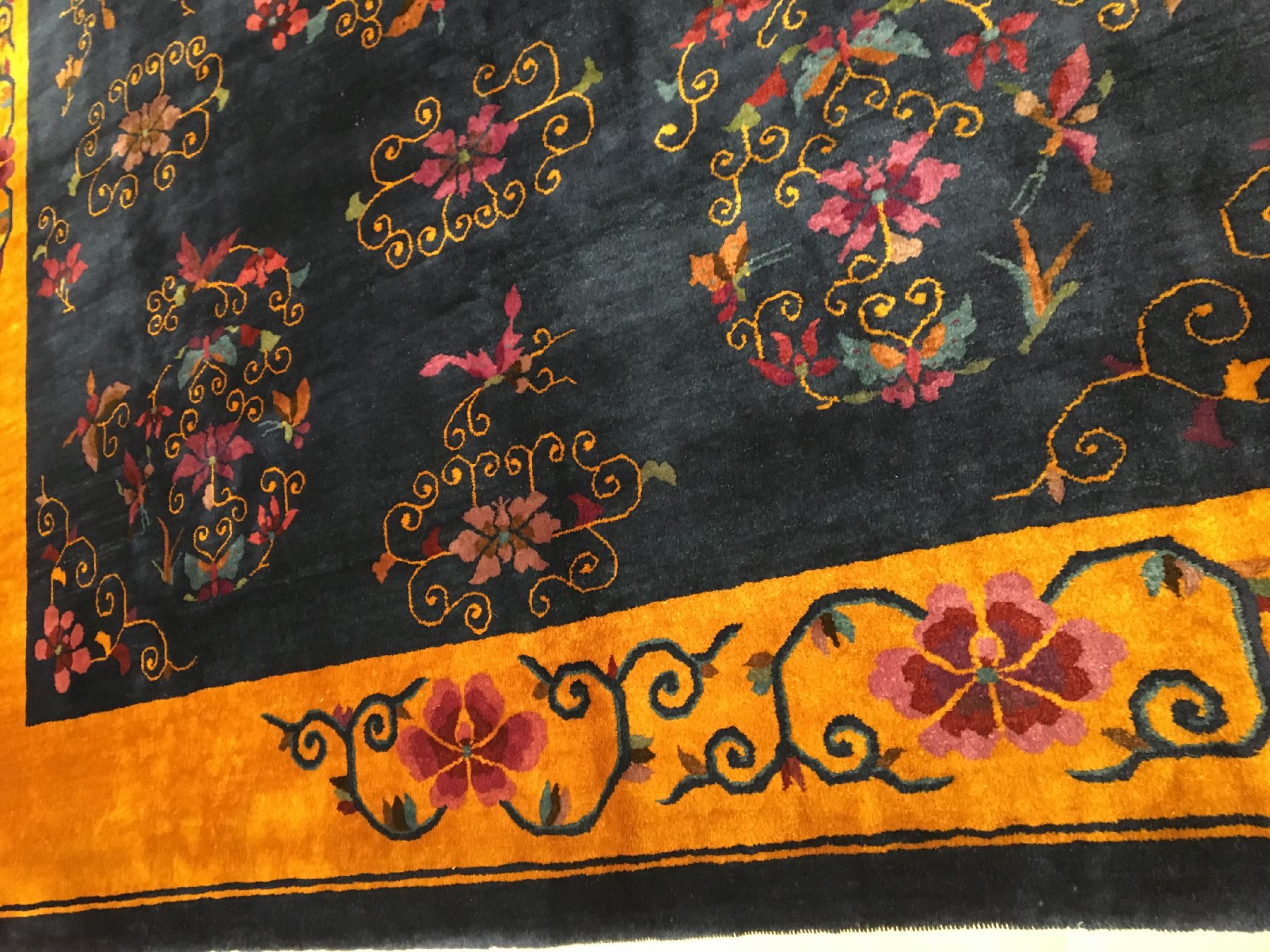 Detail c: Großer Peking alt (Art-Deco), Nordostchina, um 1910/1920, Korkwolle geknüpft auf Baumwolle. Dekorativer Art-Deco Peking mit indigoblauen Grund und ...
