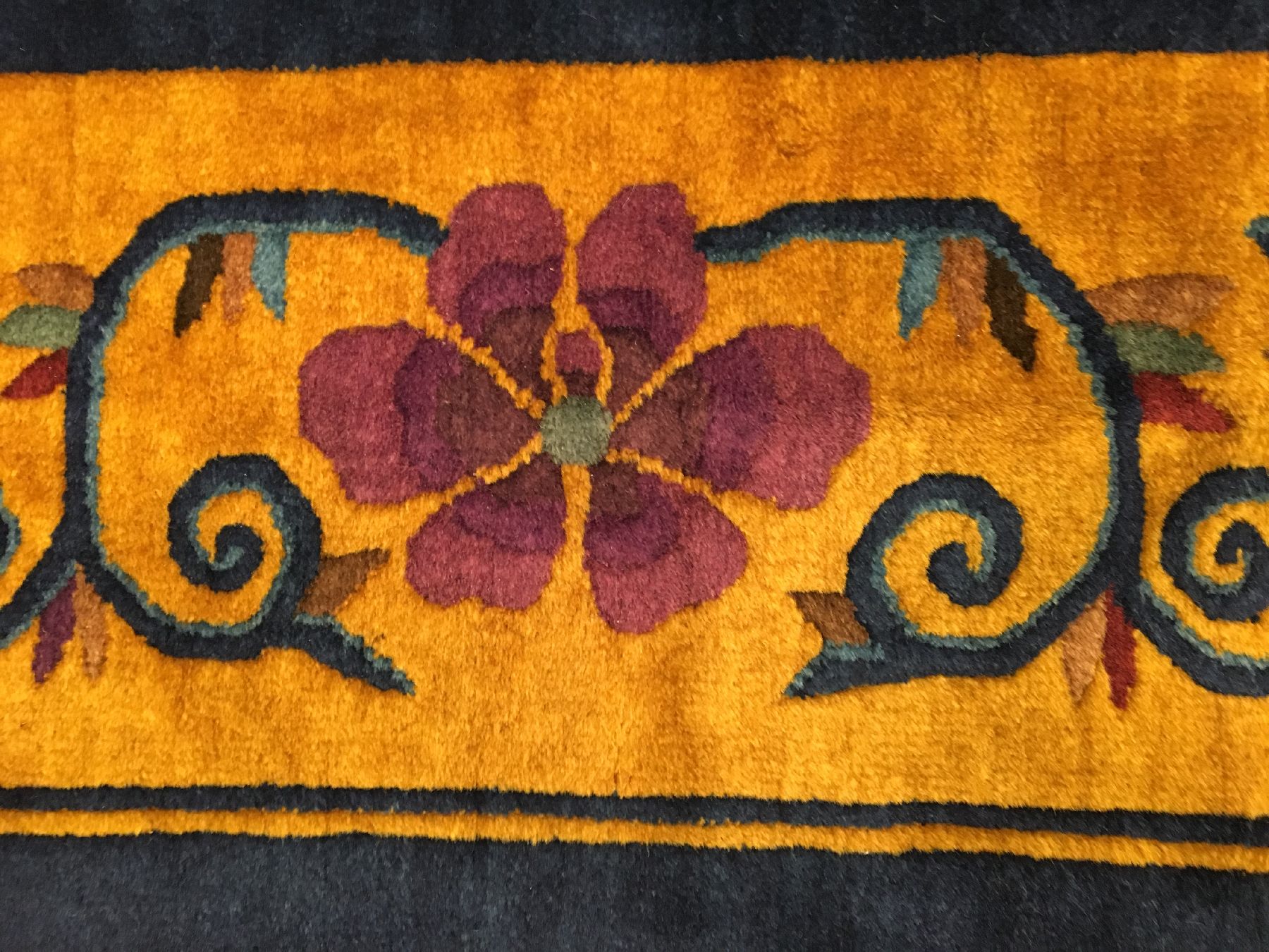 Detail e: Großer Peking alt (Art-Deco), Nordostchina, um 1910/1920, Korkwolle geknüpft auf Baumwolle. Dekorativer Art-Deco Peking mit indigoblauen Grund und ...
