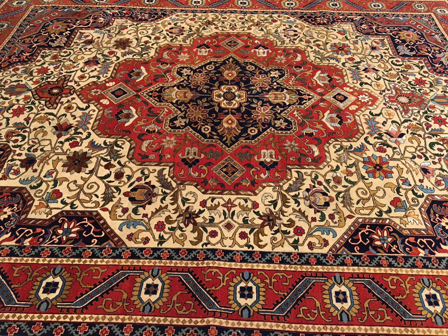 Detail a: Großer feiner Ghom "Shakeri" (Part-Silk) alt, Zentralpersien, um 1940, Korkwolle mit viel Seide geknüpft auf Baumwolle. Seltener ...
