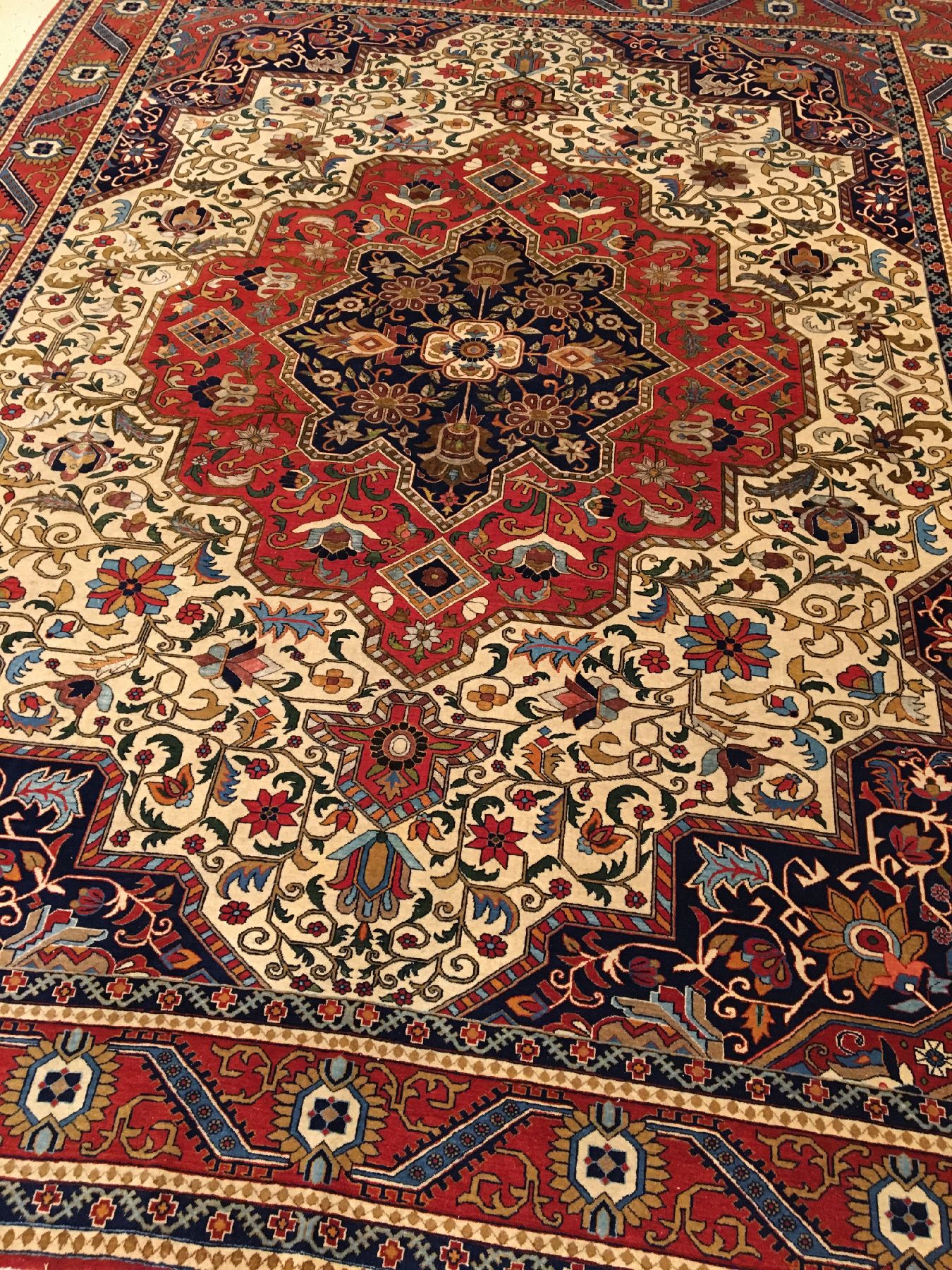 Detail d: Großer feiner Ghom "Shakeri" (Part-Silk) alt, Zentralpersien, um 1940, Korkwolle mit viel Seide geknüpft auf Baumwolle. Seltener ...