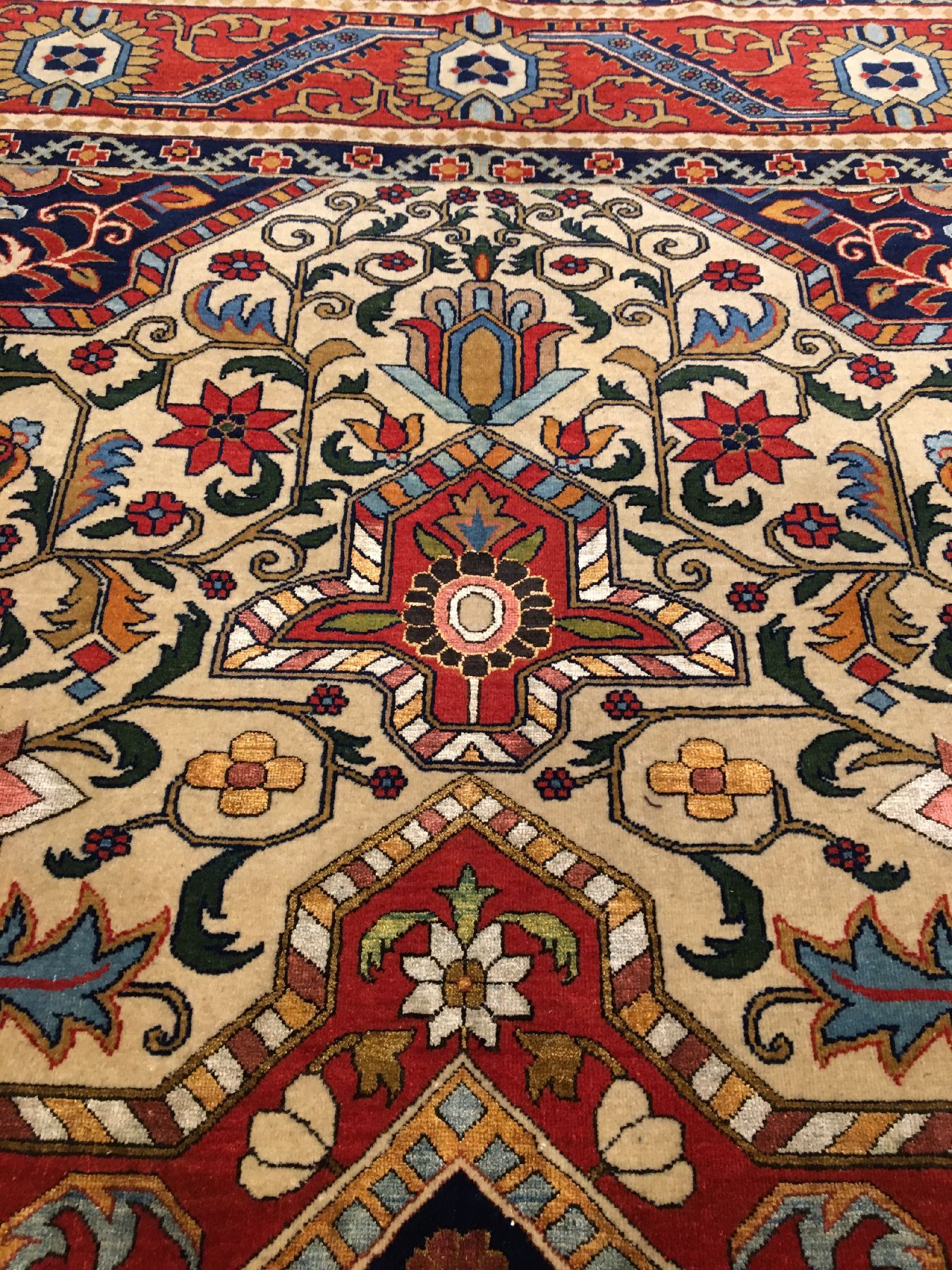 Detail e: Großer feiner Ghom "Shakeri" (Part-Silk) alt, Zentralpersien, um 1940, Korkwolle mit viel Seide geknüpft auf Baumwolle. Seltener ...