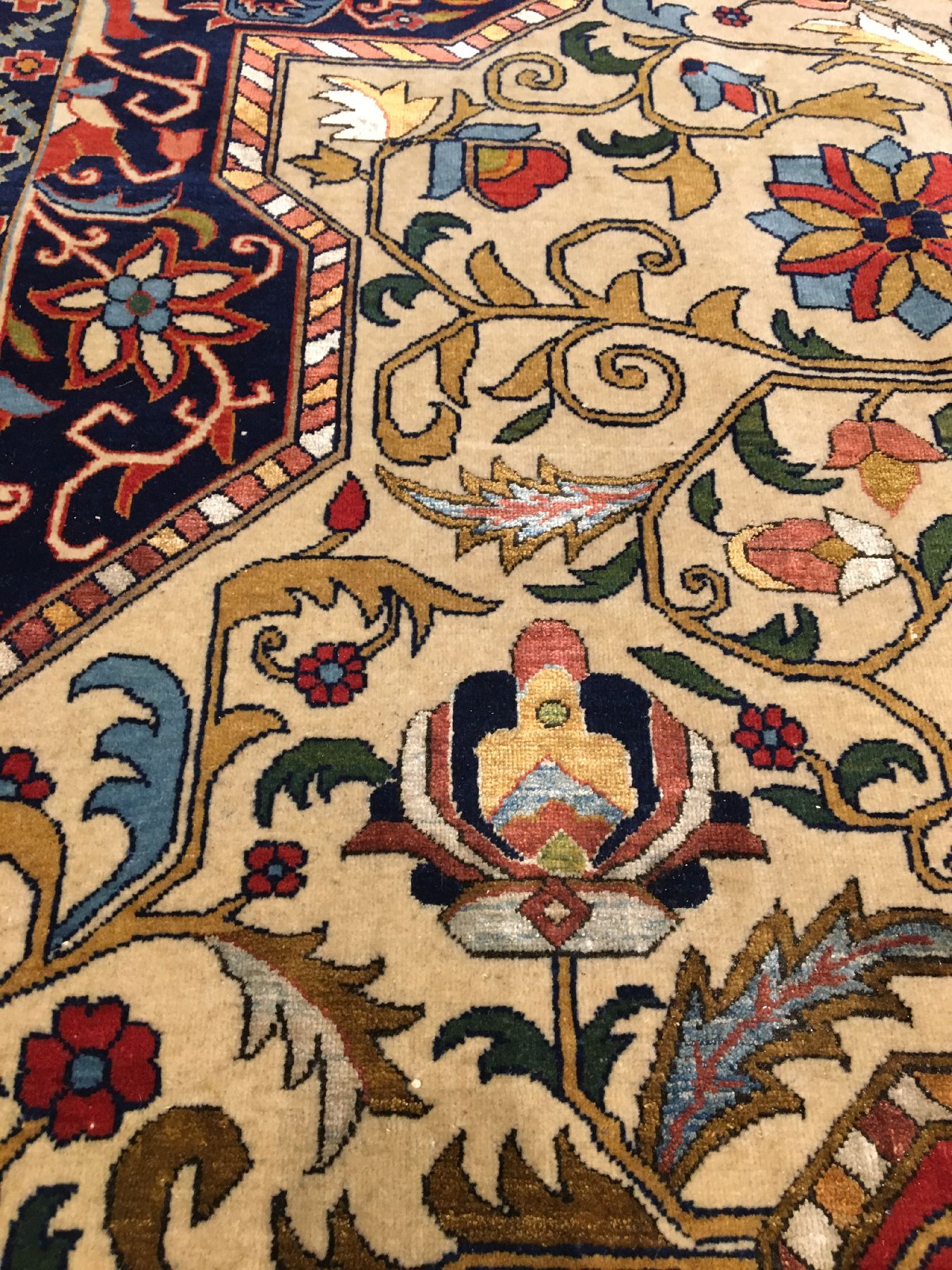 Detail f: Großer feiner Ghom "Shakeri" (Part-Silk) alt, Zentralpersien, um 1940, Korkwolle mit viel Seide geknüpft auf Baumwolle. Seltener ...