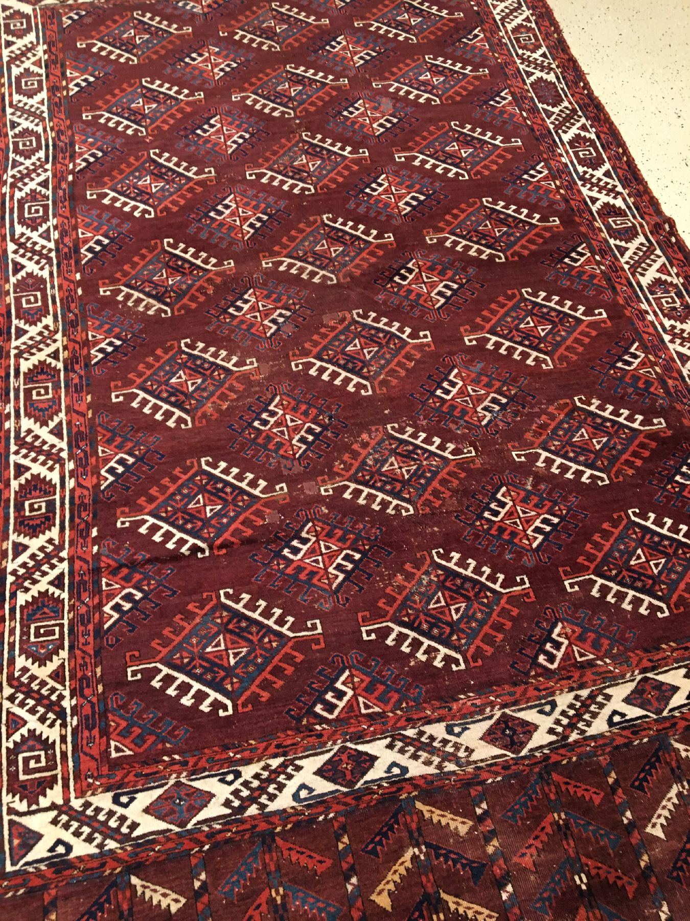 Detail a: Früher Turkmenischer "Hauptteppich" antik (Dyrnak-Gül), Turkmenistan, frühes 19.Jhd., Wolle geknüpft auf Wolle. Nach Knüpfstruktur ...