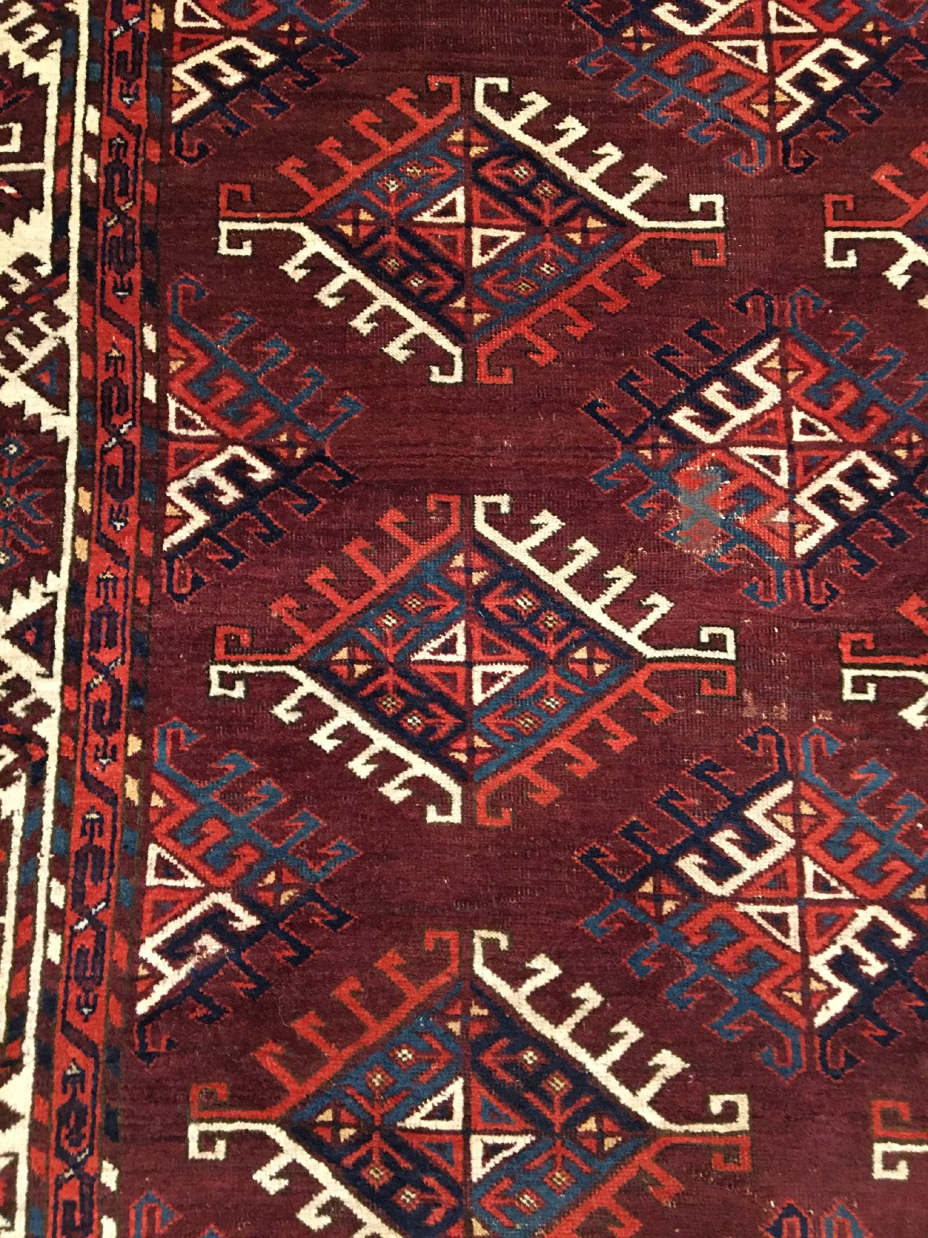 Detail b: Früher Turkmenischer "Hauptteppich" antik (Dyrnak-Gül), Turkmenistan, frühes 19.Jhd., Wolle geknüpft auf Wolle. Nach Knüpfstruktur ...