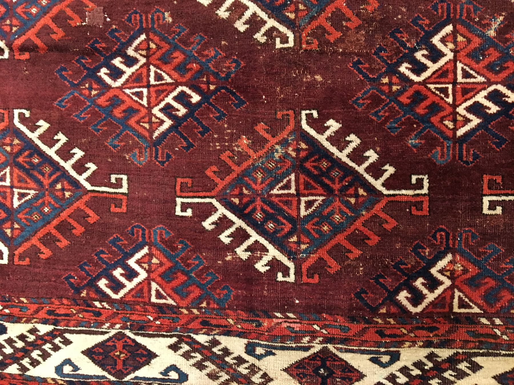 Detail c: Früher Turkmenischer "Hauptteppich" antik (Dyrnak-Gül), Turkmenistan, frühes 19.Jhd., Wolle geknüpft auf Wolle. Nach Knüpfstruktur ...