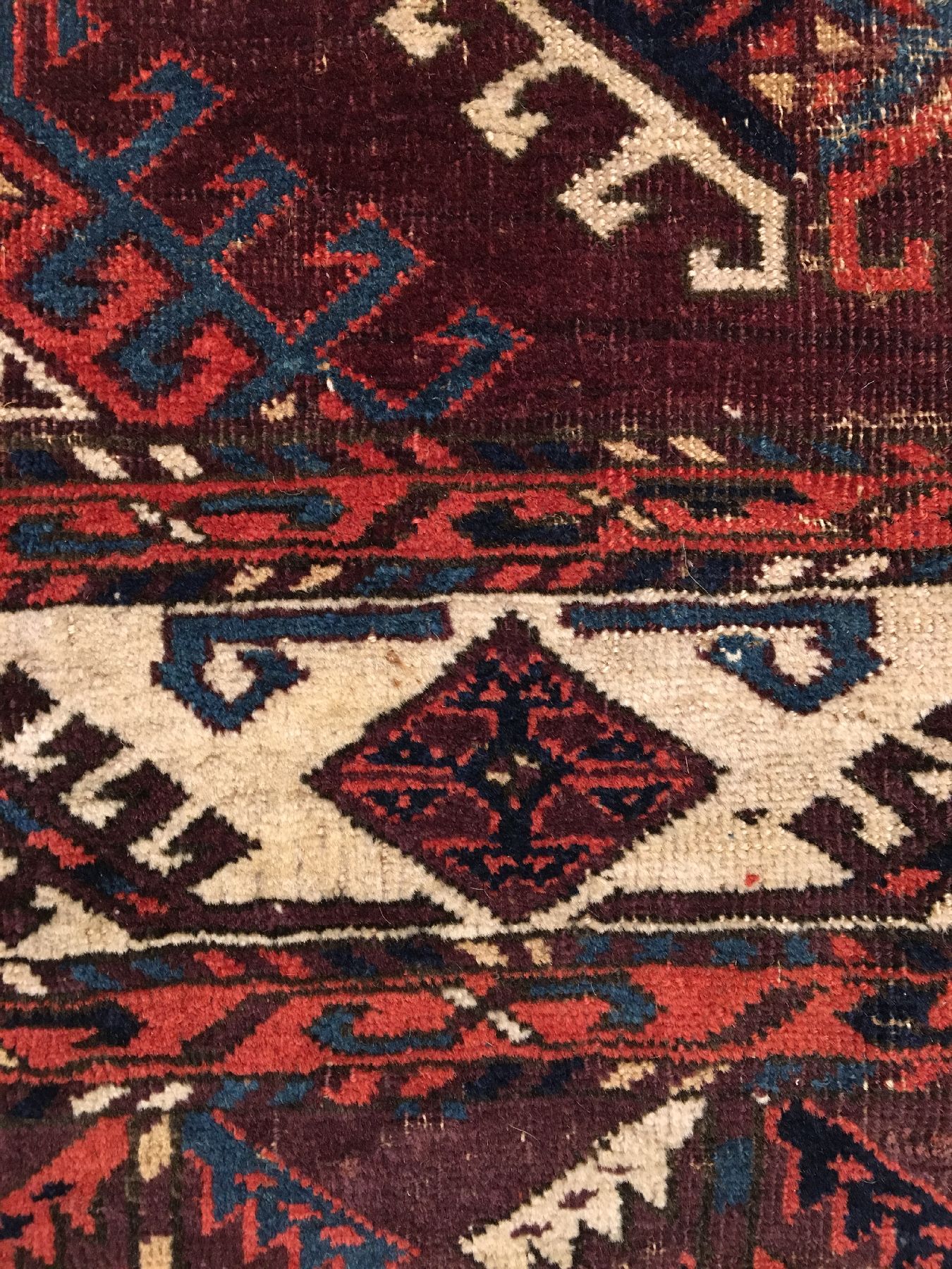 Detail d: Früher Turkmenischer "Hauptteppich" antik (Dyrnak-Gül), Turkmenistan, frühes 19.Jhd., Wolle geknüpft auf Wolle. Nach Knüpfstruktur ...