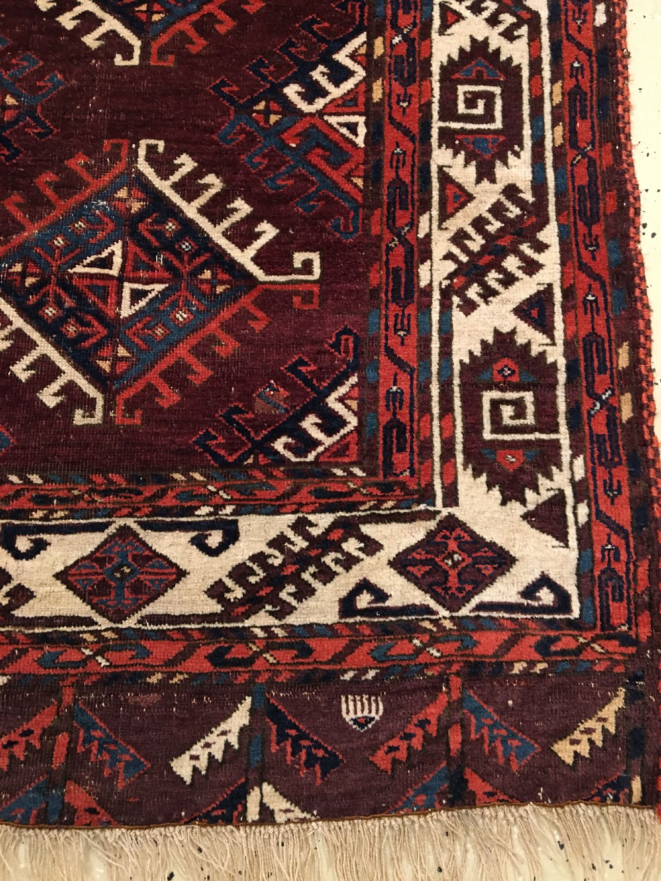 Detail e: Früher Turkmenischer "Hauptteppich" antik (Dyrnak-Gül), Turkmenistan, frühes 19.Jhd., Wolle geknüpft auf Wolle. Nach Knüpfstruktur ...