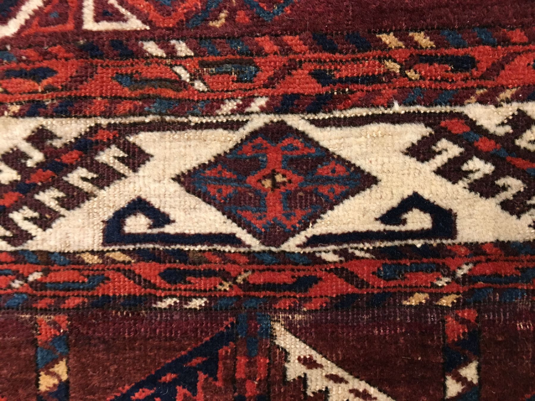 Detail f: Früher Turkmenischer "Hauptteppich" antik (Dyrnak-Gül), Turkmenistan, frühes 19.Jhd., Wolle geknüpft auf Wolle. Nach Knüpfstruktur ...