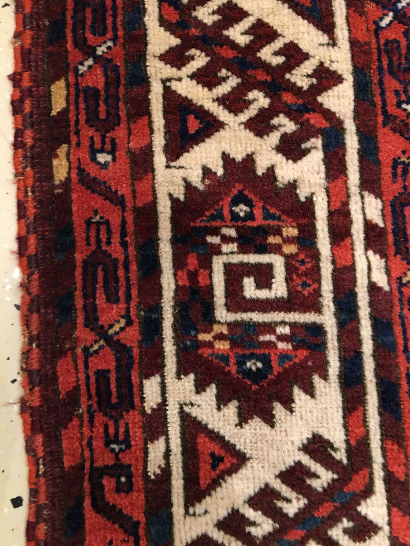 Detail g: Früher Turkmenischer "Hauptteppich" antik (Dyrnak-Gül), Turkmenistan, frühes 19.Jhd., Wolle geknüpft auf Wolle. Nach Knüpfstruktur ...
