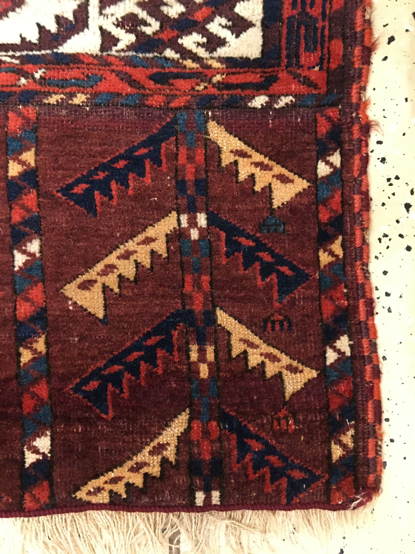 Detail h: Früher Turkmenischer "Hauptteppich" antik (Dyrnak-Gül), Turkmenistan, frühes 19.Jhd., Wolle geknüpft auf Wolle. Nach Knüpfstruktur ...