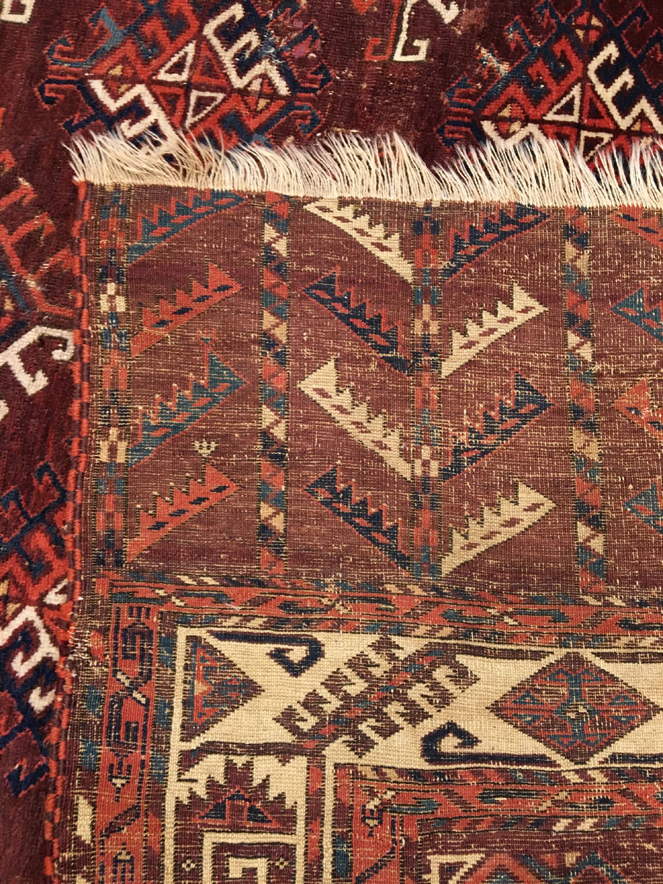 Detail i: Früher Turkmenischer "Hauptteppich" antik (Dyrnak-Gül), Turkmenistan, frühes 19.Jhd., Wolle geknüpft auf Wolle. Nach Knüpfstruktur ...