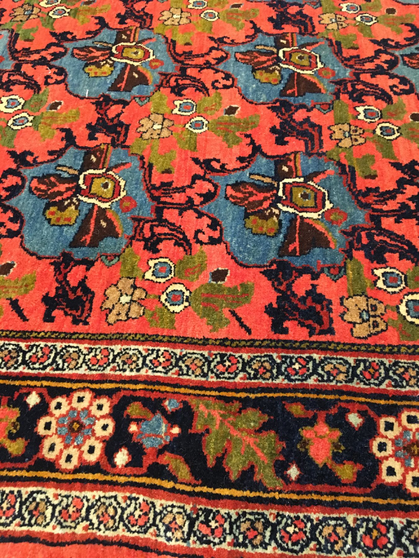 Detail e: Feiner Bidjar antik, Nordwestpersien, um 1900, Korkwolle geknüpft auf Baumwolle. Feiner Bidjar mit erstklassigen und ausdrucksstarken Naturfarben. ...