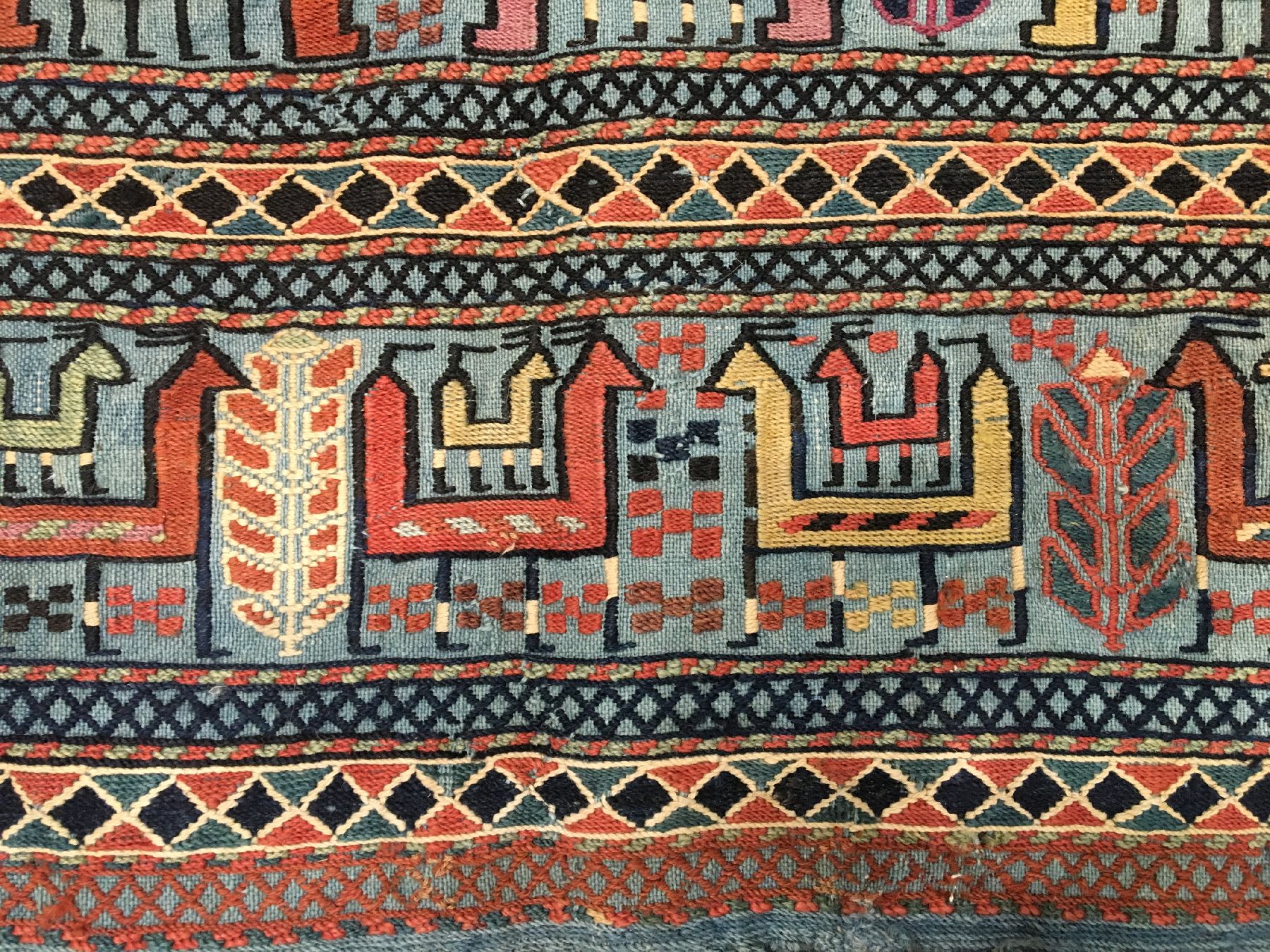 Detail e: Seltene feine Azeri "Pferdedecke" antik, Kaukasus Azerbaijan, 19.Jhd., Wolle gewebt in Verneh-Technik auf Wolle. Himmelblaue Pferdedecke ...
