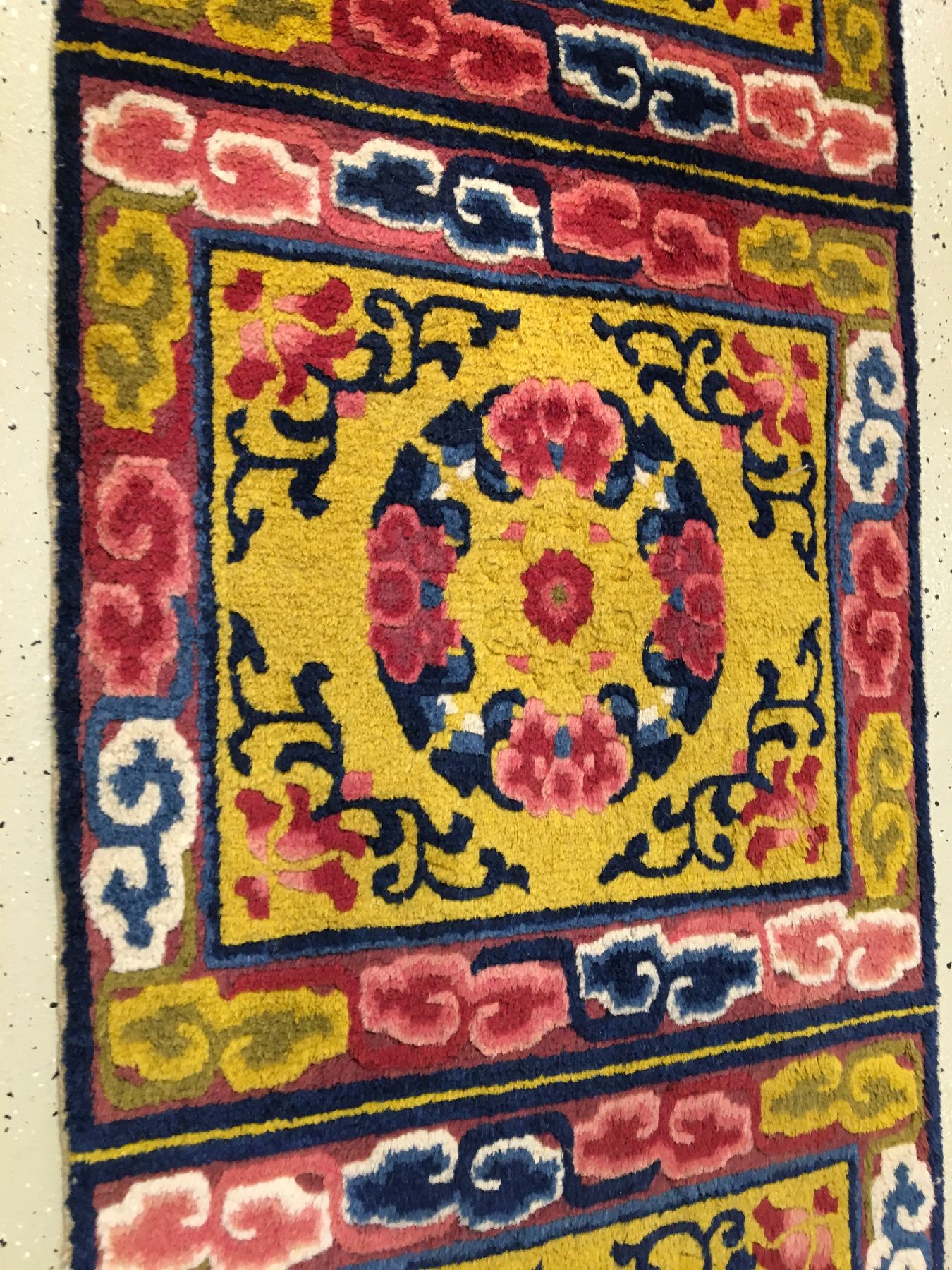 Detail b: Gelbe Ning-Hsia "Sitzbakteppich-Galerie" antik, Westchina, Ende 19.Jhd., Wolle geknüpft auf Baumwolle. Hochdekorative Galerie mit ...