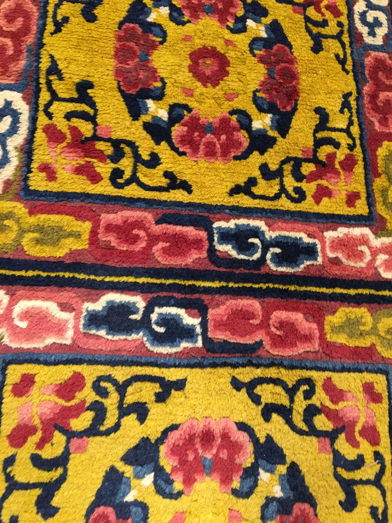 Detail c: Gelbe Ning-Hsia "Sitzbakteppich-Galerie" antik, Westchina, Ende 19.Jhd., Wolle geknüpft auf Baumwolle. Hochdekorative Galerie mit ...