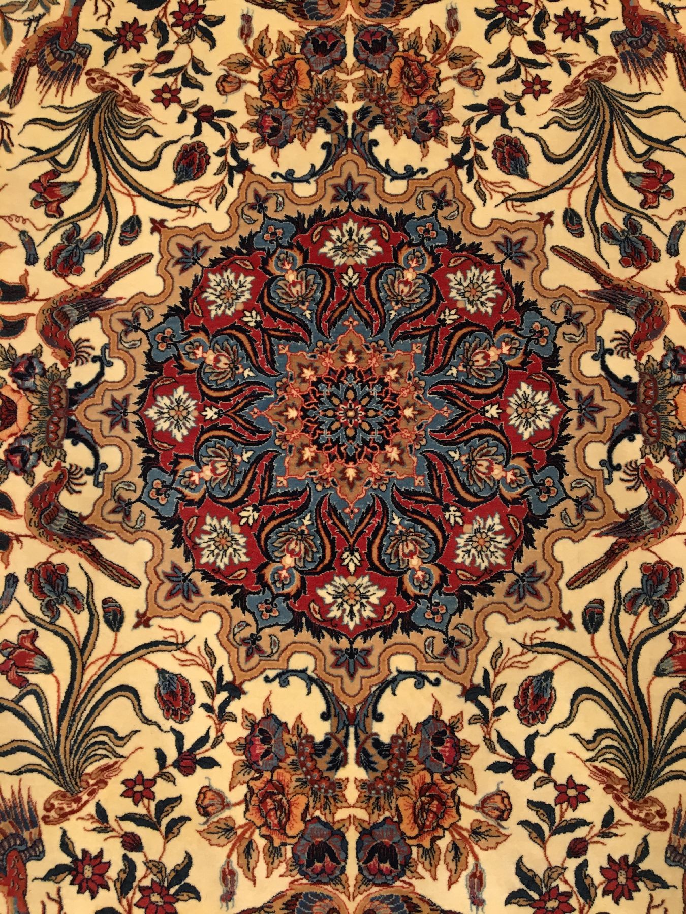 Detail a: Feiner Esfahan "Mojtaba Seirafian" alt (Signiert), Zentralpersien, um 1970, Korkwolle geknüpft auf Seidenkette. Sehr feiner Esfahan aus ...