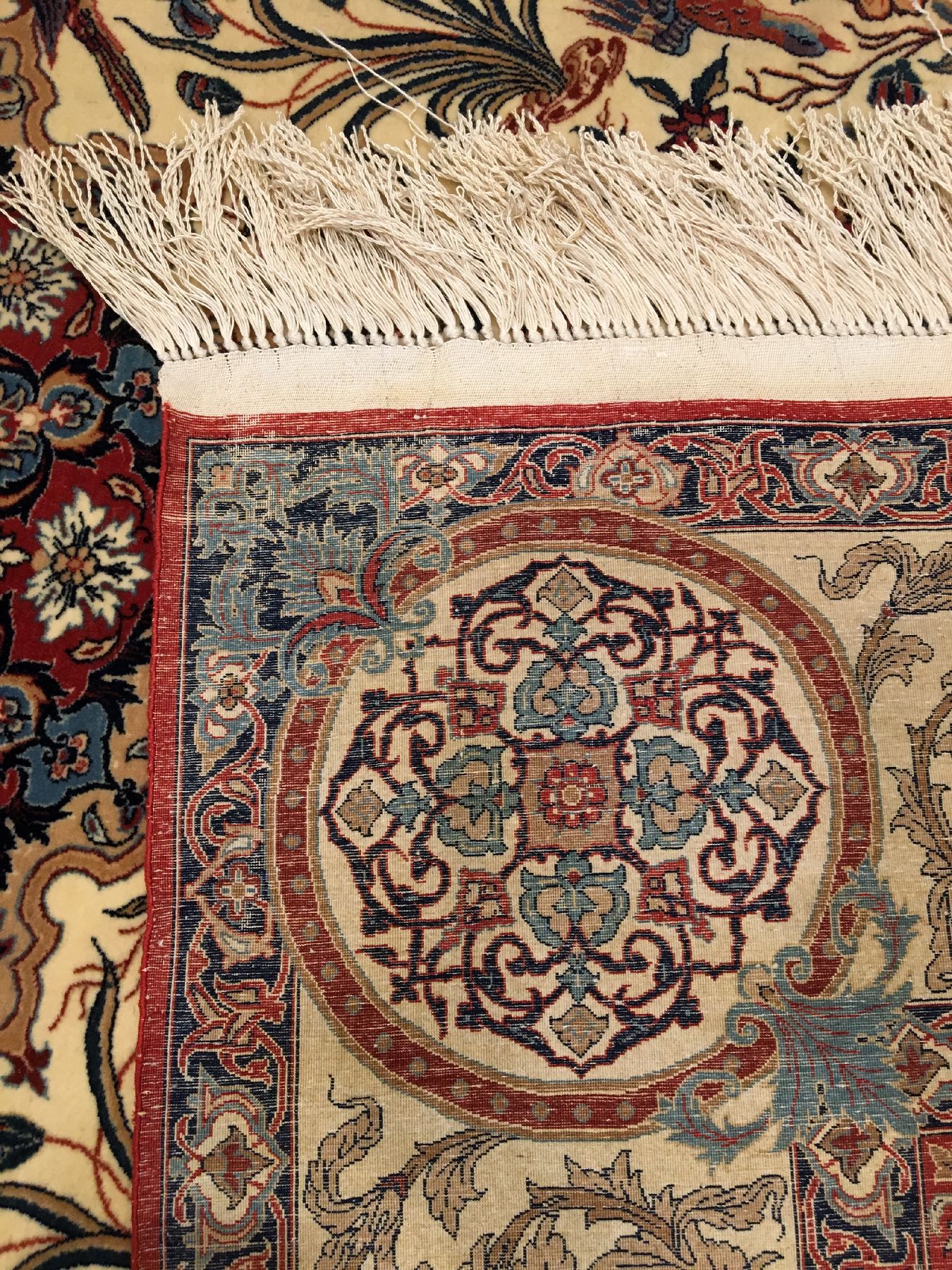 Detail i: Feiner Esfahan "Mojtaba Seirafian" alt (Signiert), Zentralpersien, um 1970, Korkwolle geknüpft auf Seidenkette. Sehr feiner Esfahan aus ...