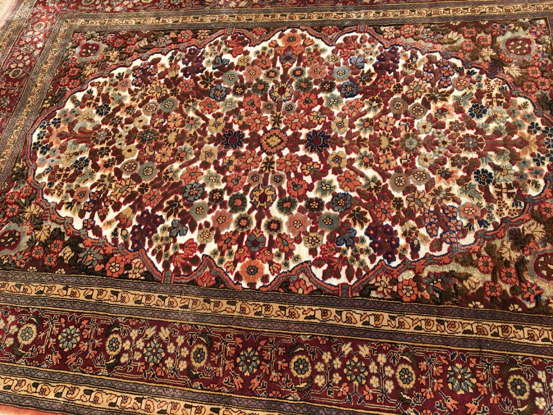 Detail d: Feiner metallbroschierter Seiden Hereke alt (Signiert), Türkei, um 1960, reine Naturseide mit Metallbrokat. Eleganter Seiden Hereke im Stile der ...