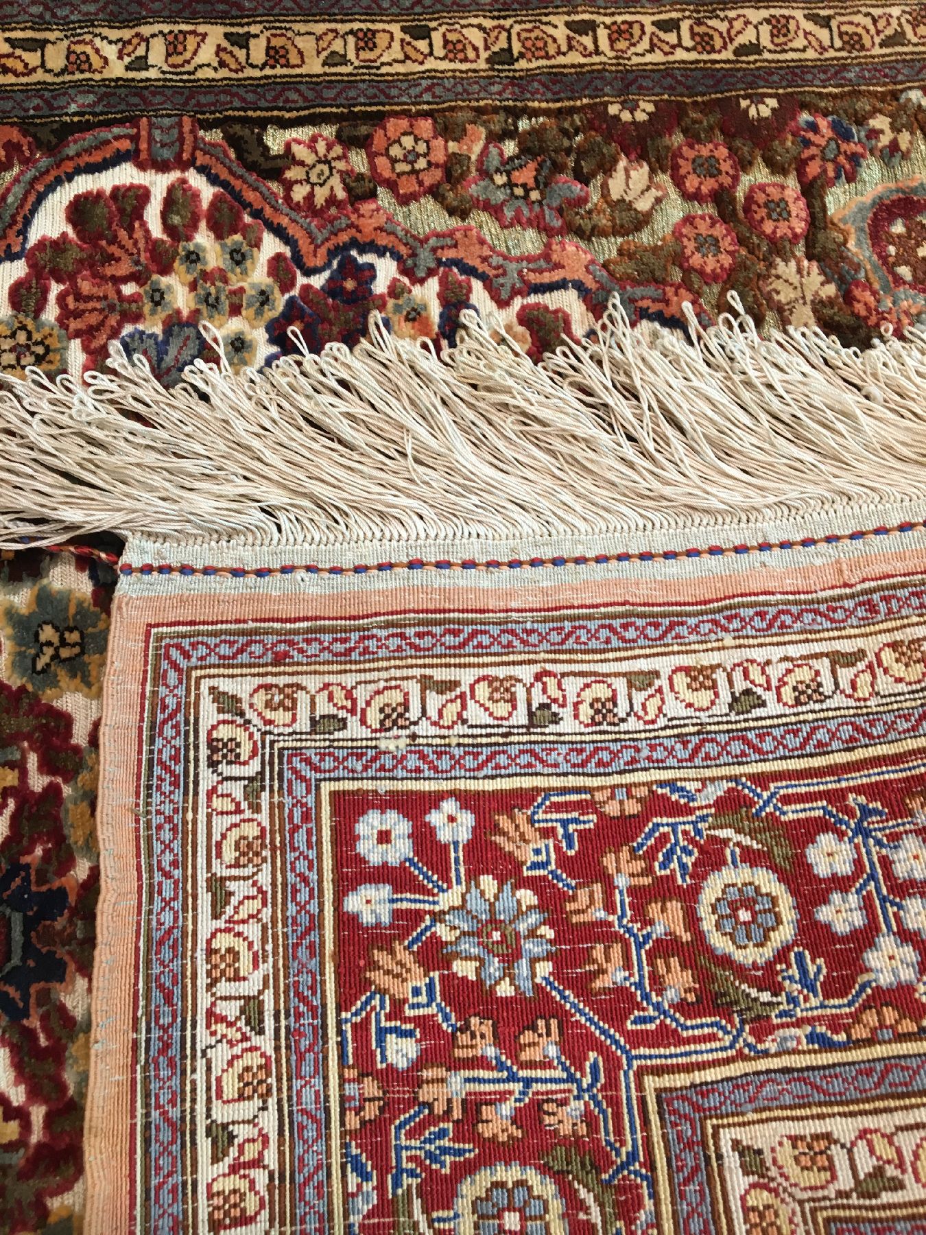 Detail i: Feiner metallbroschierter Seiden Hereke alt (Signiert), Türkei, um 1960, reine Naturseide mit Metallbrokat. Eleganter Seiden Hereke im Stile der ...