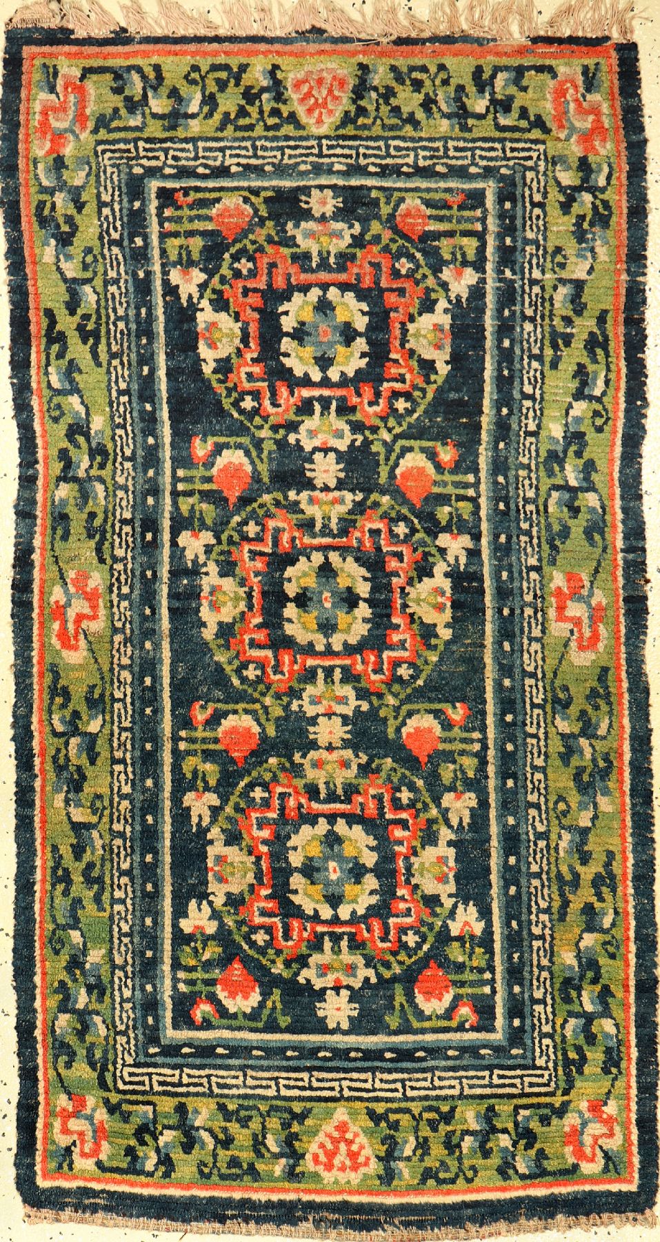 Gyantse "Khaden" antik, Südtibet, um 1900, Wolle geknüpft auf Wolle. Tibetischer Meditationsteppich mit Lotus Medaillons und grüner ...