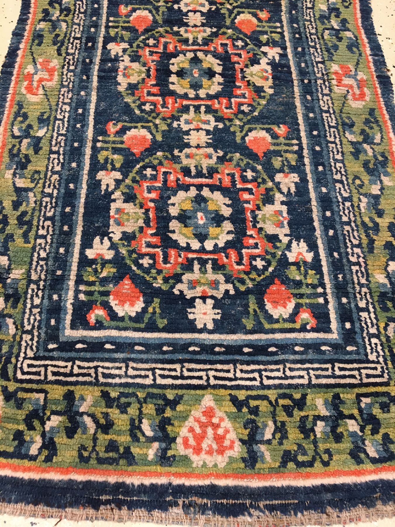 Detail a: Gyantse "Khaden" antik, Südtibet, um 1900, Wolle geknüpft auf Wolle. Tibetischer Meditationsteppich mit Lotus Medaillons und grüner ...