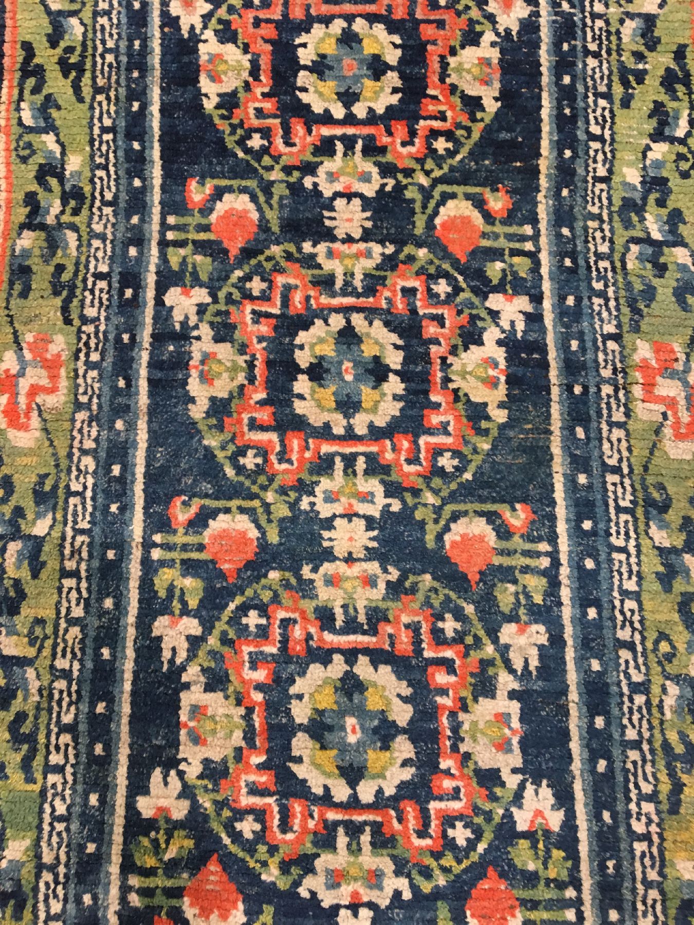 Detail b: Gyantse "Khaden" antik, Südtibet, um 1900, Wolle geknüpft auf Wolle. Tibetischer Meditationsteppich mit Lotus Medaillons und grüner ...