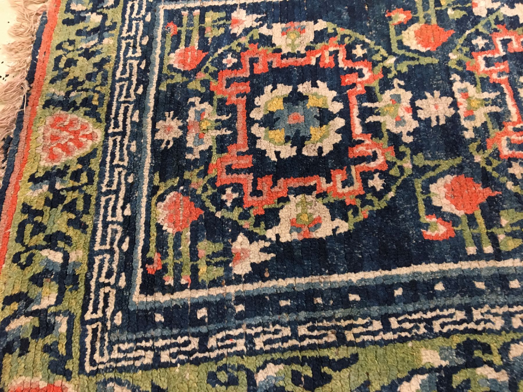 Detail c: Gyantse "Khaden" antik, Südtibet, um 1900, Wolle geknüpft auf Wolle. Tibetischer Meditationsteppich mit Lotus Medaillons und grüner ...
