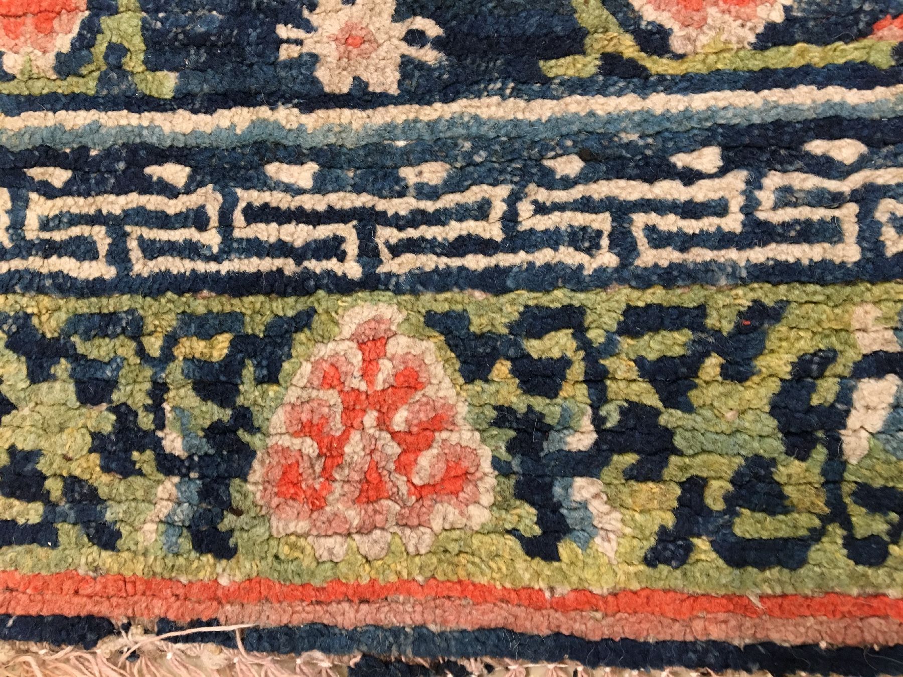 Detail d: Gyantse "Khaden" antik, Südtibet, um 1900, Wolle geknüpft auf Wolle. Tibetischer Meditationsteppich mit Lotus Medaillons und grüner ...