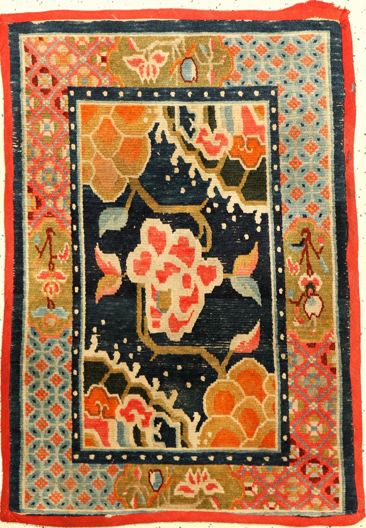 Schigatse "Goyul" antik, Südtibet, um 1900, Wolle geknüpft auf Wolle. Seltener tibetischer Goyul mit Päonien Muster und farbiger ...