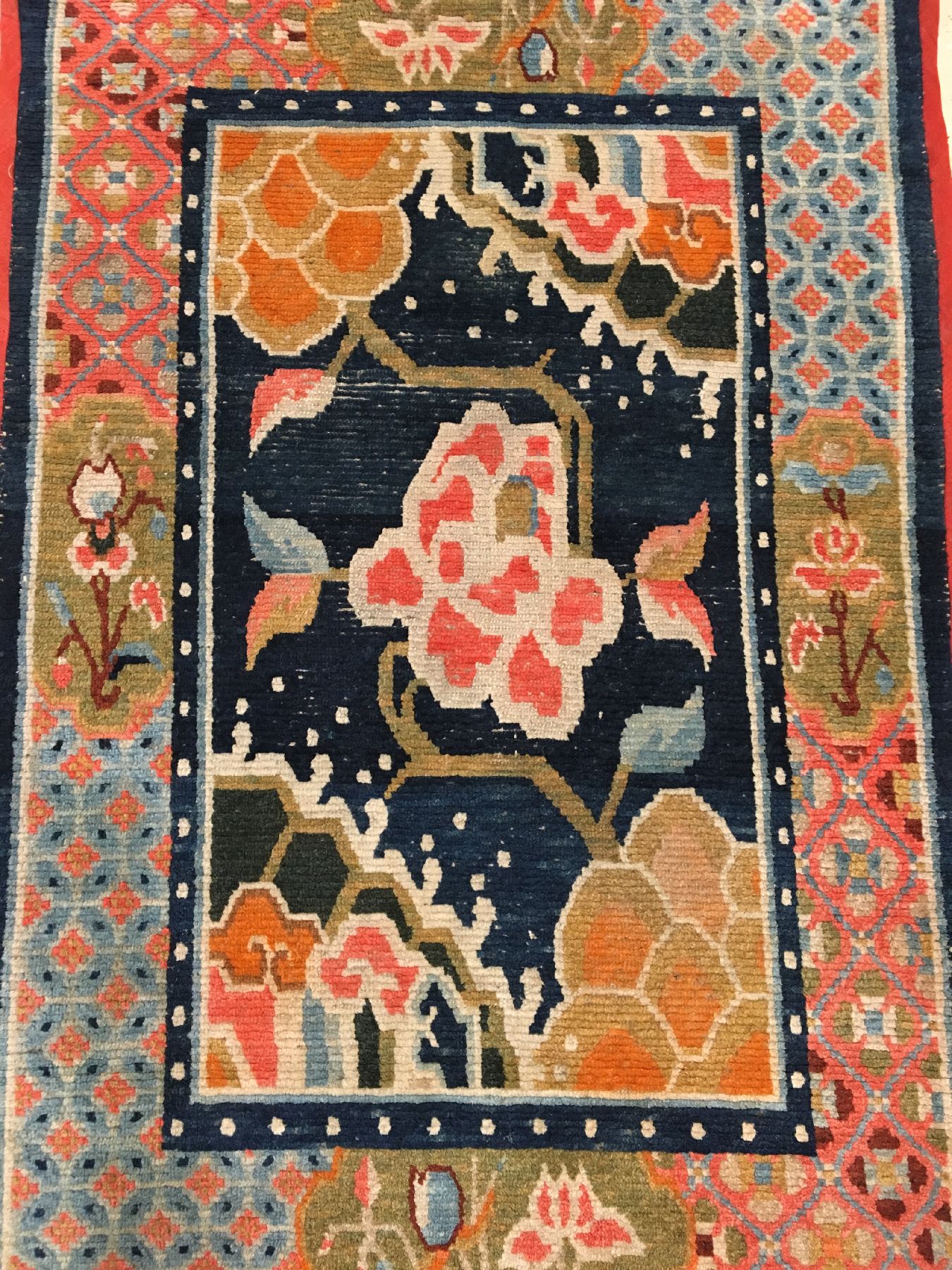 Detail a: Schigatse "Goyul" antik, Südtibet, um 1900, Wolle geknüpft auf Wolle. Seltener tibetischer Goyul mit Päonien Muster und farbiger ...