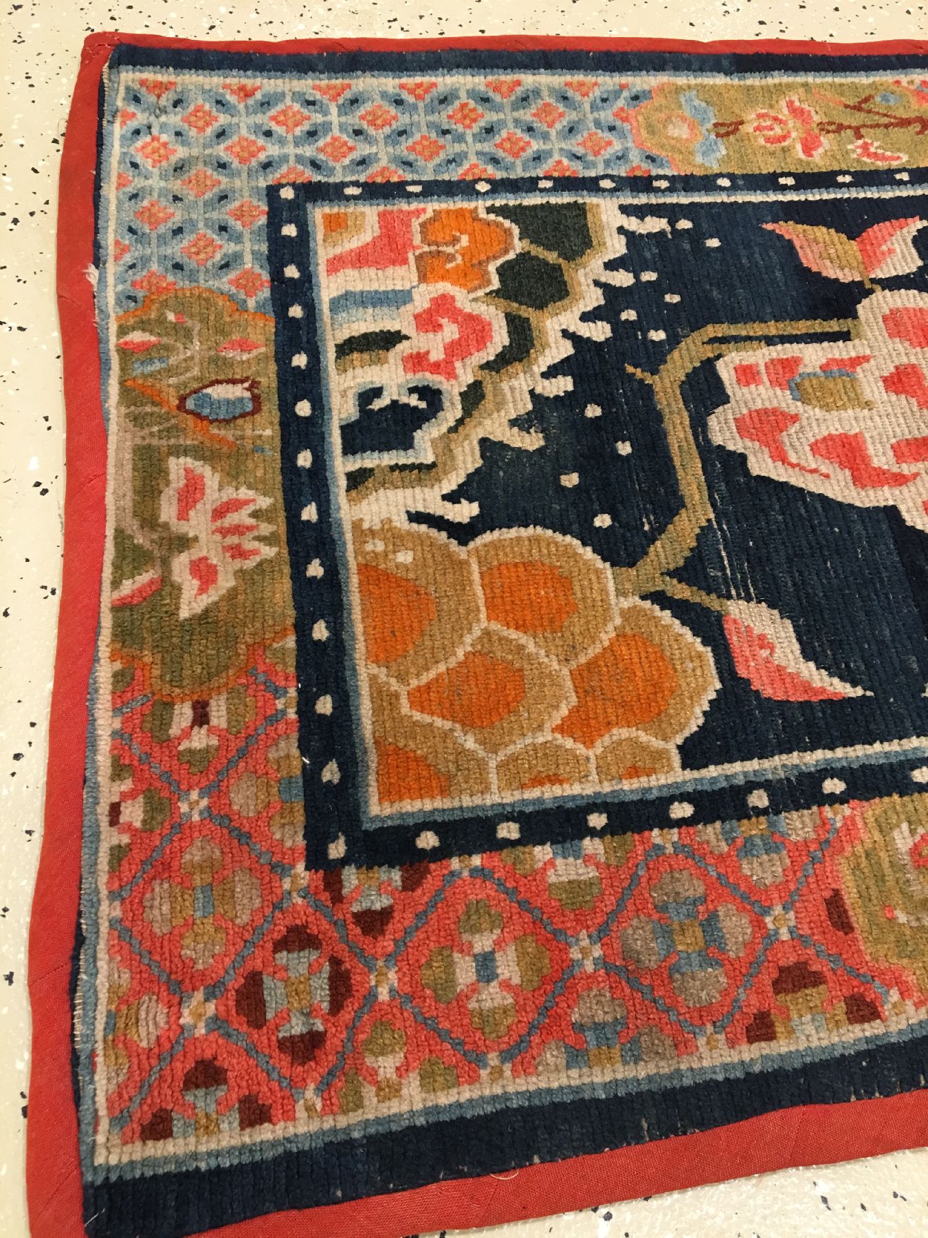 Detail c: Schigatse "Goyul" antik, Südtibet, um 1900, Wolle geknüpft auf Wolle. Seltener tibetischer Goyul mit Päonien Muster und farbiger ...