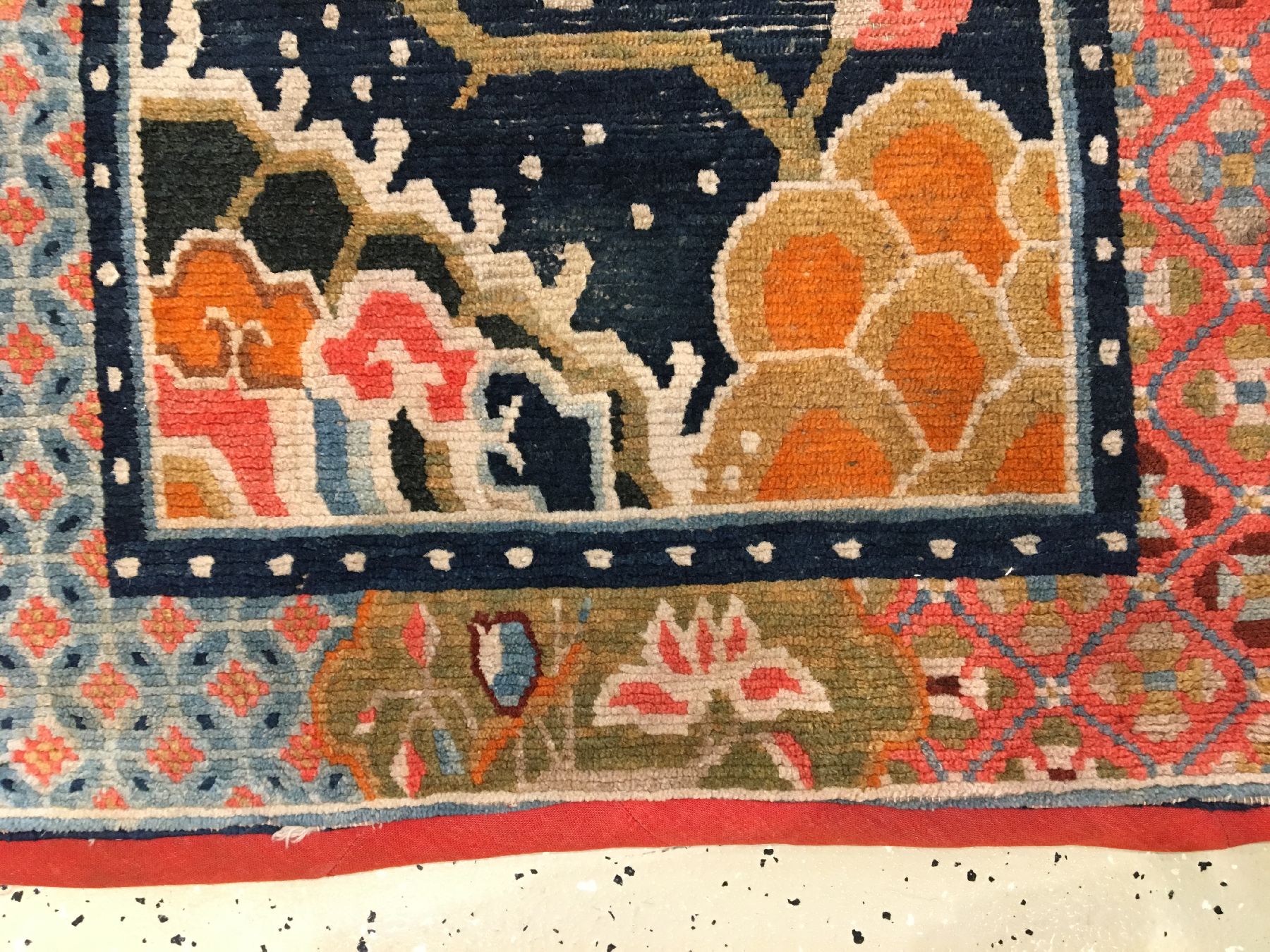 Detail d: Schigatse "Goyul" antik, Südtibet, um 1900, Wolle geknüpft auf Wolle. Seltener tibetischer Goyul mit Päonien Muster und farbiger ...