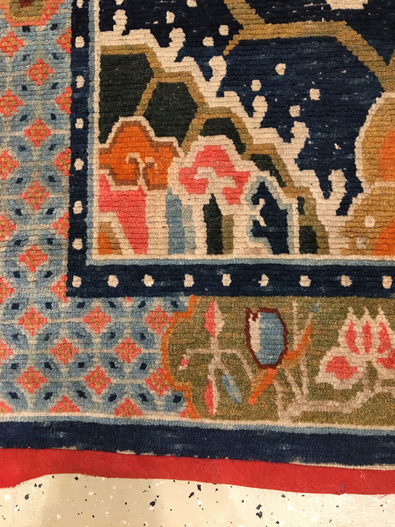 Detail e: Schigatse "Goyul" antik, Südtibet, um 1900, Wolle geknüpft auf Wolle. Seltener tibetischer Goyul mit Päonien Muster und farbiger ...