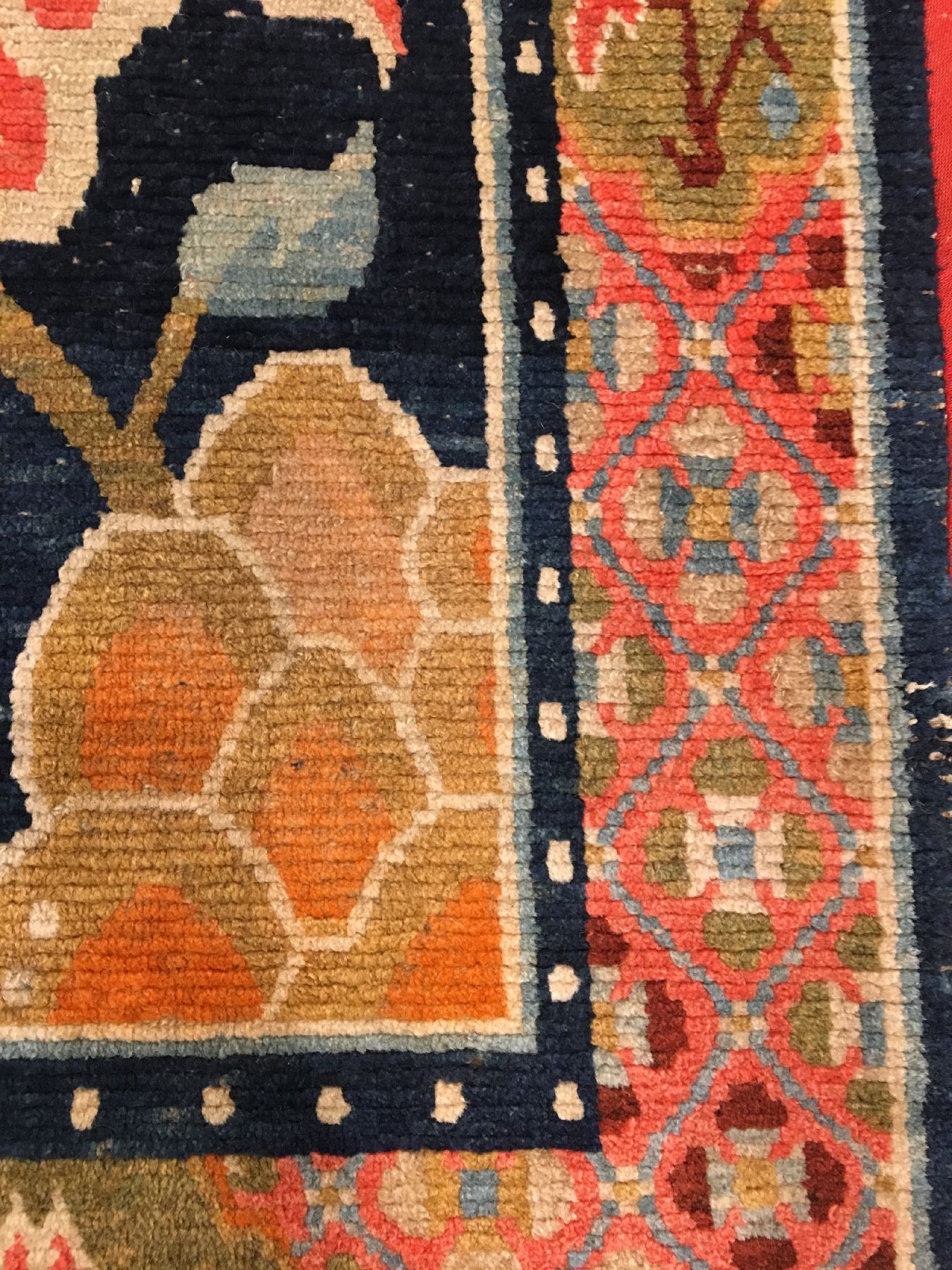 Detail f: Schigatse "Goyul" antik, Südtibet, um 1900, Wolle geknüpft auf Wolle. Seltener tibetischer Goyul mit Päonien Muster und farbiger ...
