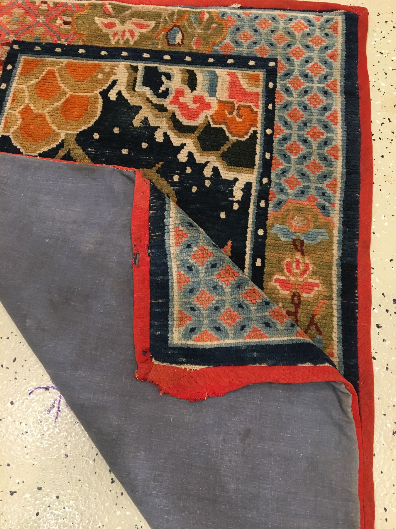 Detail g: Schigatse "Goyul" antik, Südtibet, um 1900, Wolle geknüpft auf Wolle. Seltener tibetischer Goyul mit Päonien Muster und farbiger ...