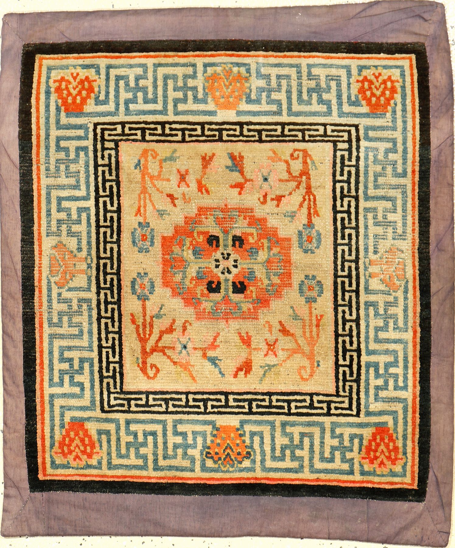 Gyantse "Meditationsmatte" antik, Südtibet, um 1900, Wolle geknüpft auf Baumwolle. Seltene Meditationsmatte mit Swastika Bordüre, ca. ...