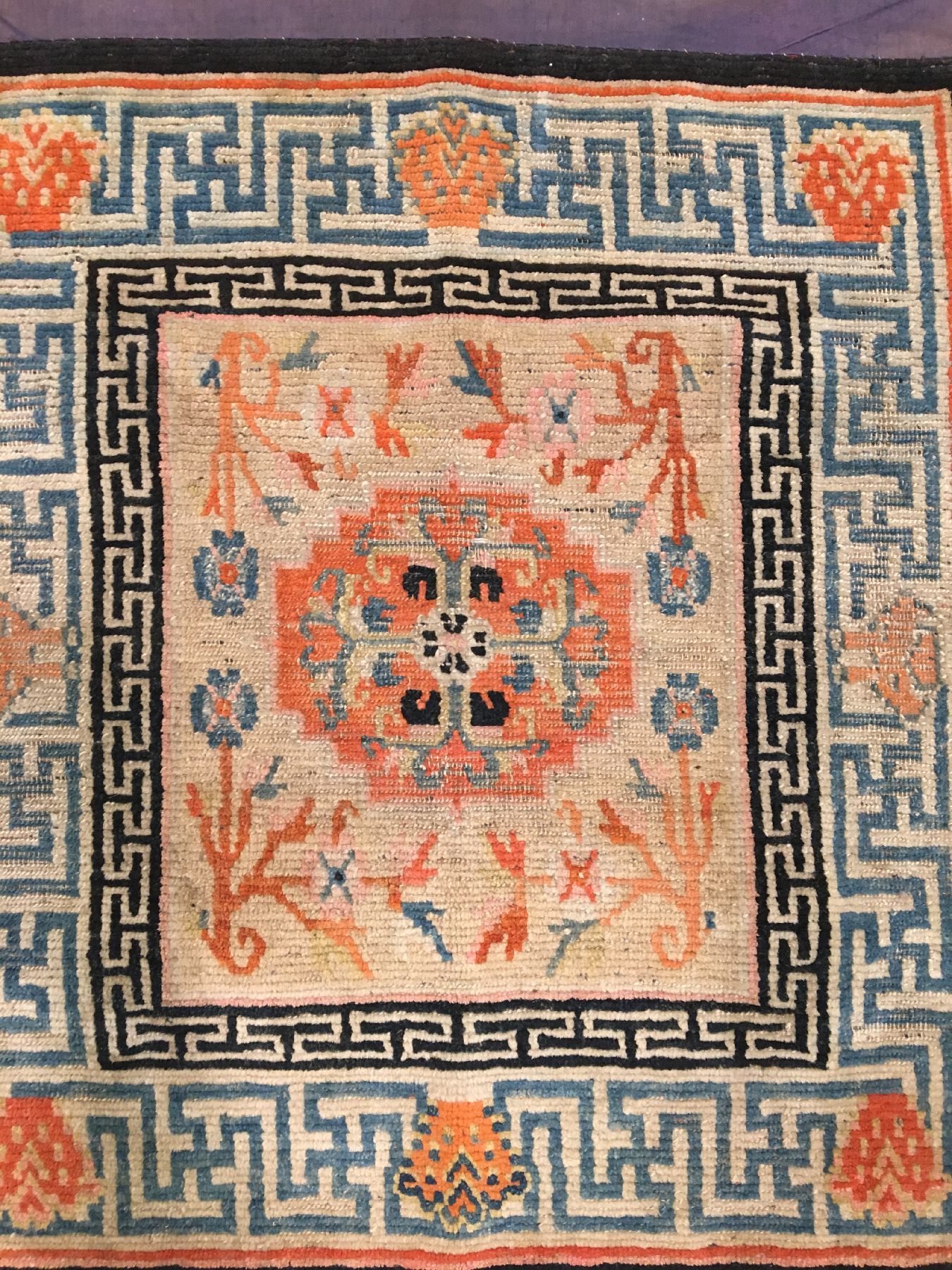 Detail a: Gyantse "Meditationsmatte" antik, Südtibet, um 1900, Wolle geknüpft auf Baumwolle. Seltene Meditationsmatte mit Swastika Bordüre, ca. ...