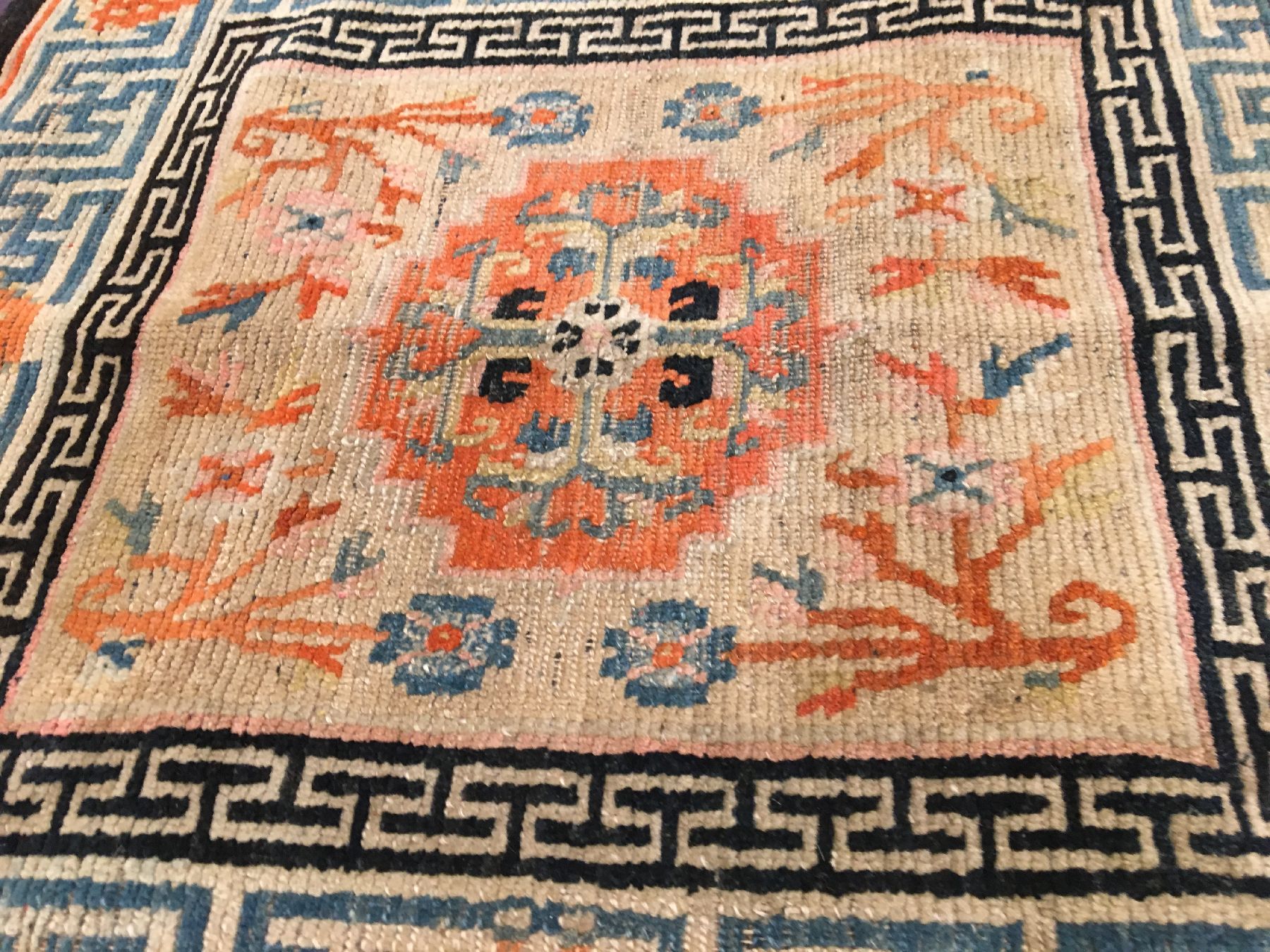Detail b: Gyantse "Meditationsmatte" antik, Südtibet, um 1900, Wolle geknüpft auf Baumwolle. Seltene Meditationsmatte mit Swastika Bordüre, ca. ...