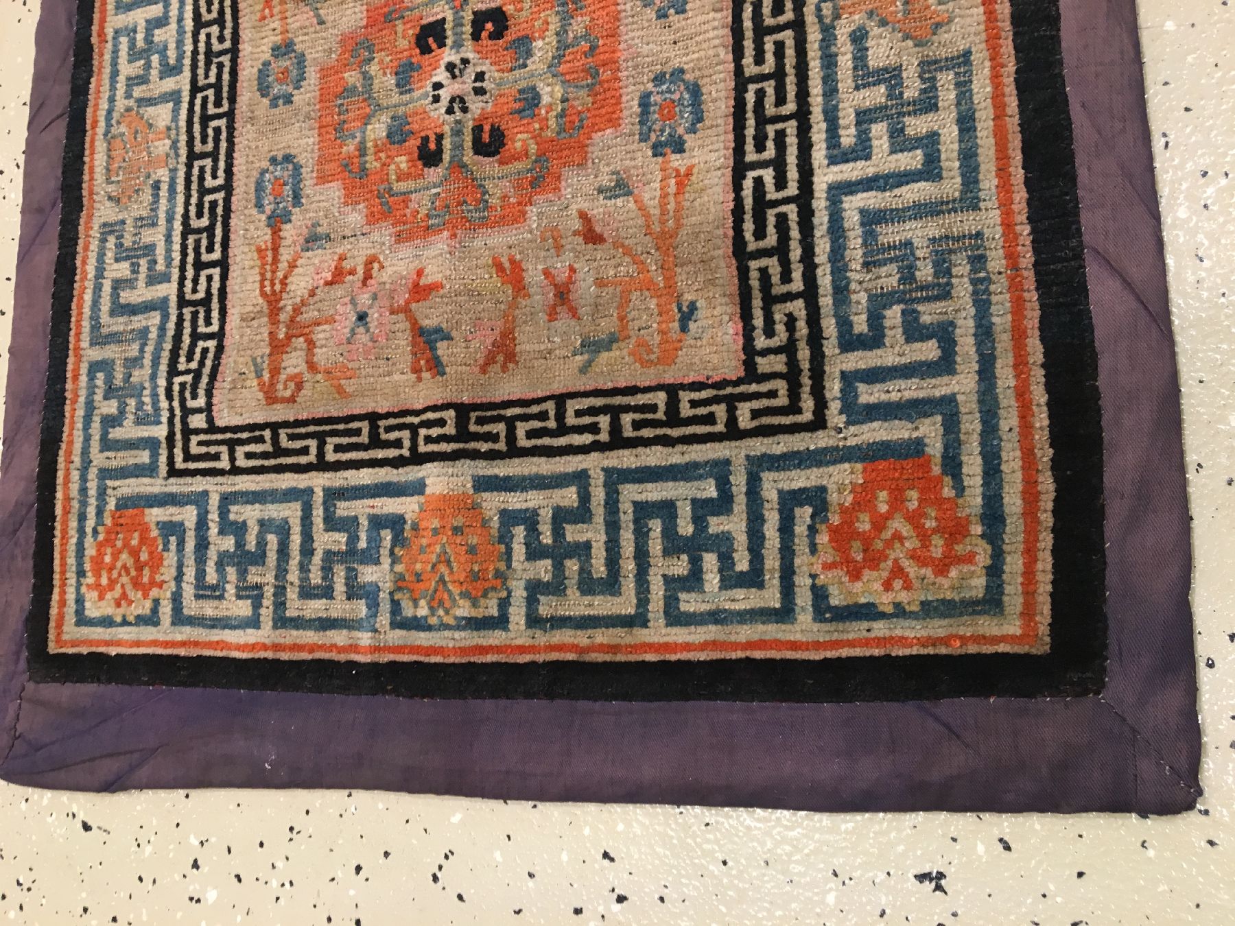 Detail c: Gyantse "Meditationsmatte" antik, Südtibet, um 1900, Wolle geknüpft auf Baumwolle. Seltene Meditationsmatte mit Swastika Bordüre, ca. ...