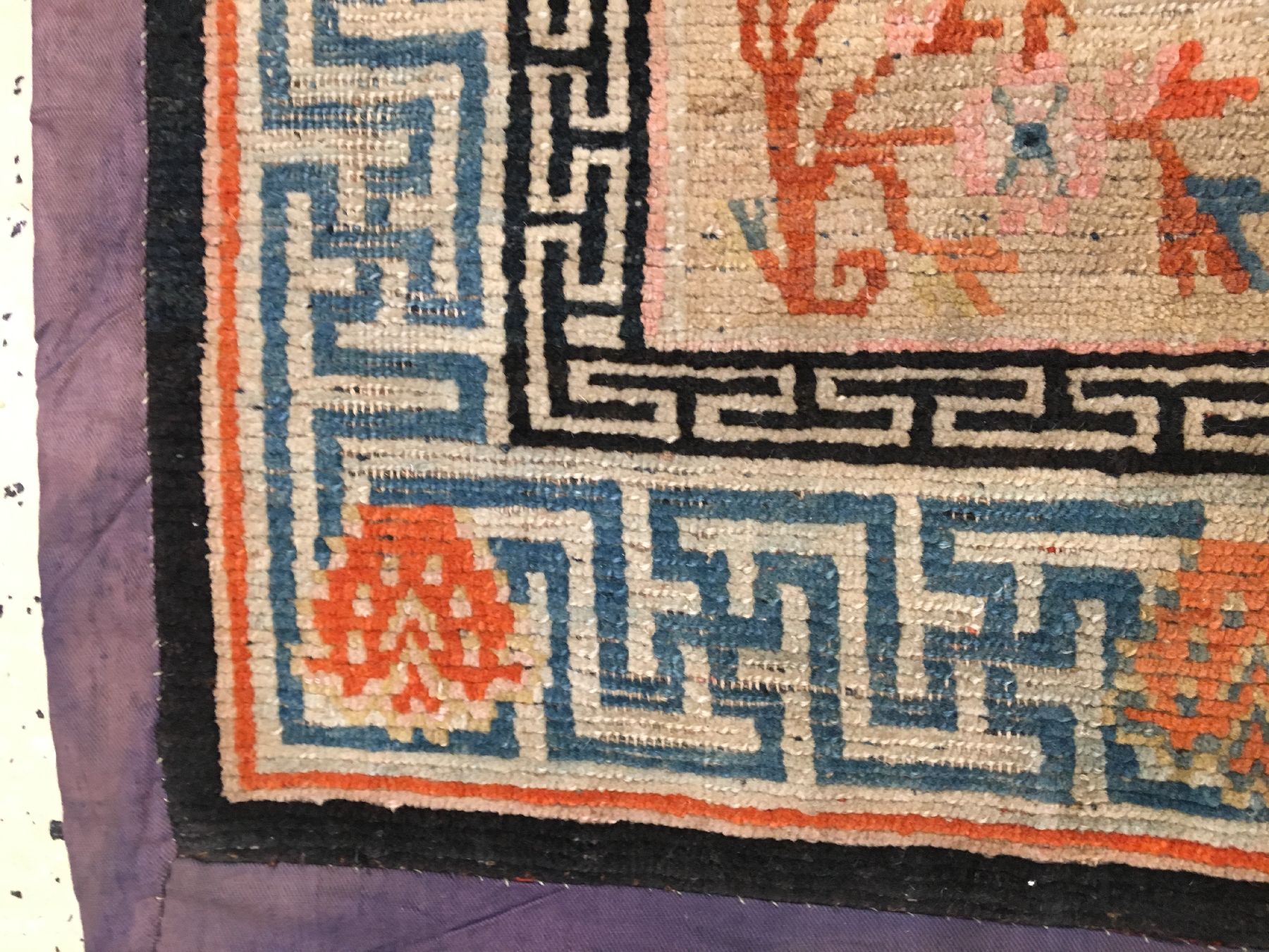 Detail d: Gyantse "Meditationsmatte" antik, Südtibet, um 1900, Wolle geknüpft auf Baumwolle. Seltene Meditationsmatte mit Swastika Bordüre, ca. ...