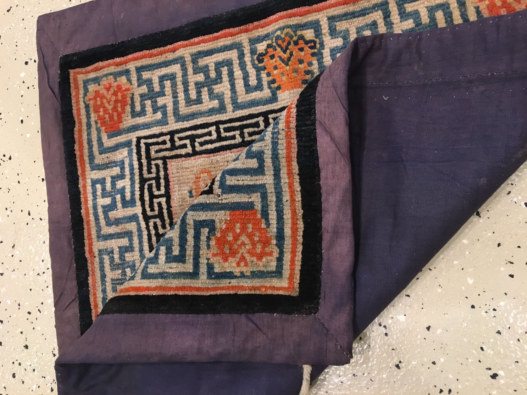 Detail e: Gyantse "Meditationsmatte" antik, Südtibet, um 1900, Wolle geknüpft auf Baumwolle. Seltene Meditationsmatte mit Swastika Bordüre, ca. ...
