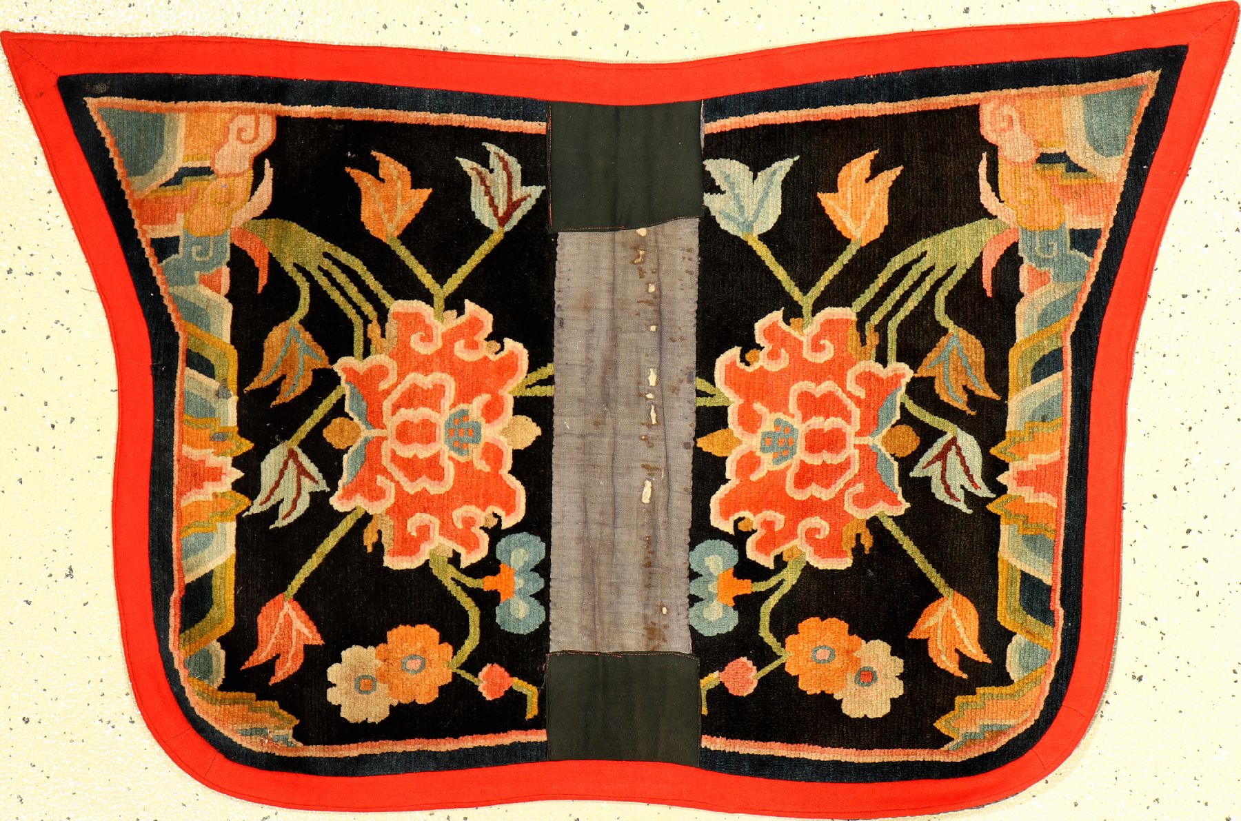 Schigatse "Makden" alt (Lotus), Südtibet, um 1920, Wolle geknüpft auf Wolle. Dekorativer Sattel mit Lotus Muster auf schwarzen Grund. ...