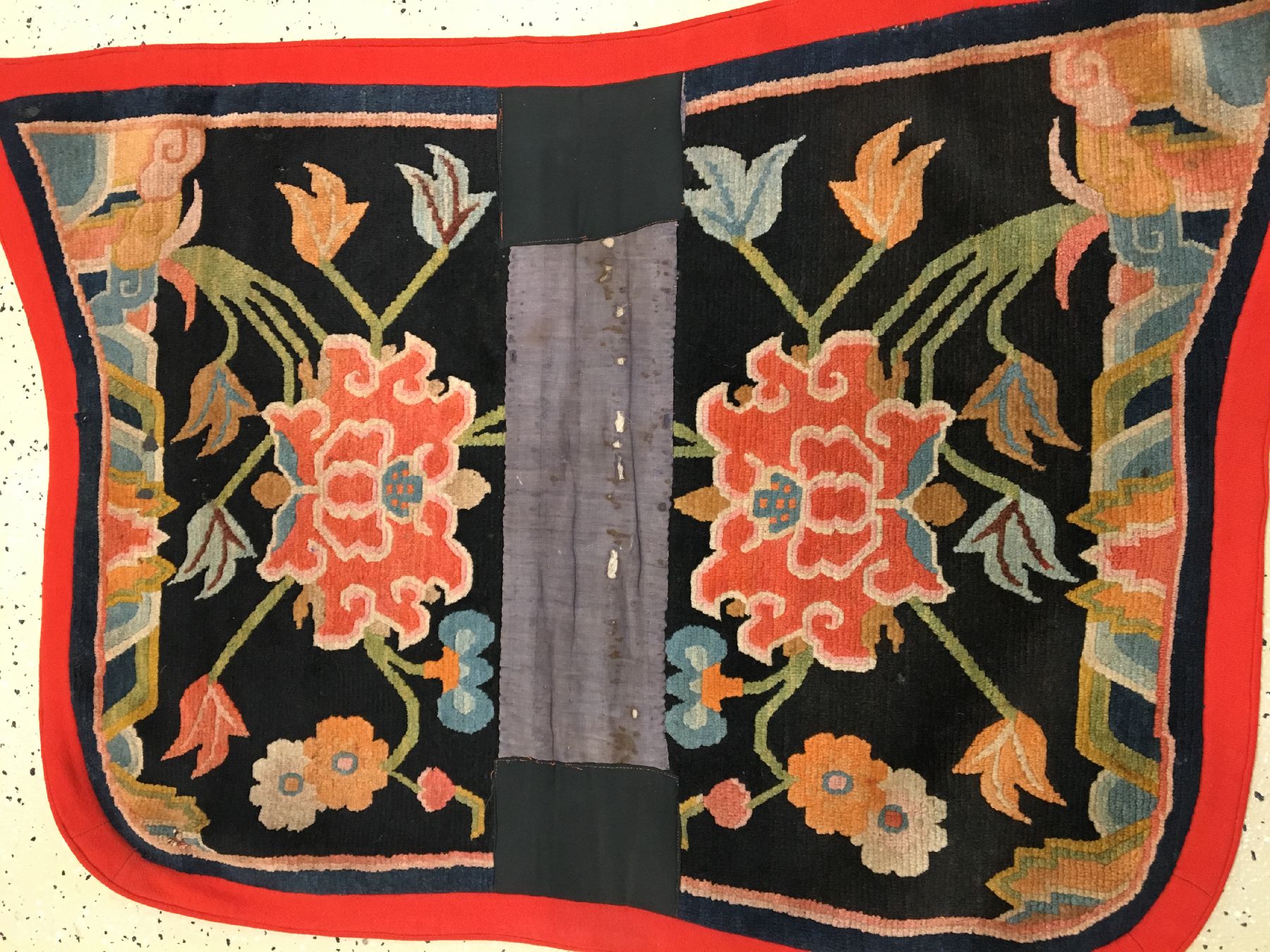 Detail a: Schigatse "Makden" alt (Lotus), Südtibet, um 1920, Wolle geknüpft auf Wolle. Dekorativer Sattel mit Lotus Muster auf schwarzen Grund. ...