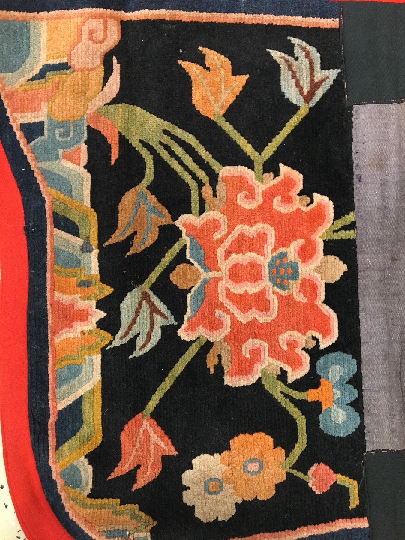 Detail b: Schigatse "Makden" alt (Lotus), Südtibet, um 1920, Wolle geknüpft auf Wolle. Dekorativer Sattel mit Lotus Muster auf schwarzen Grund. ...