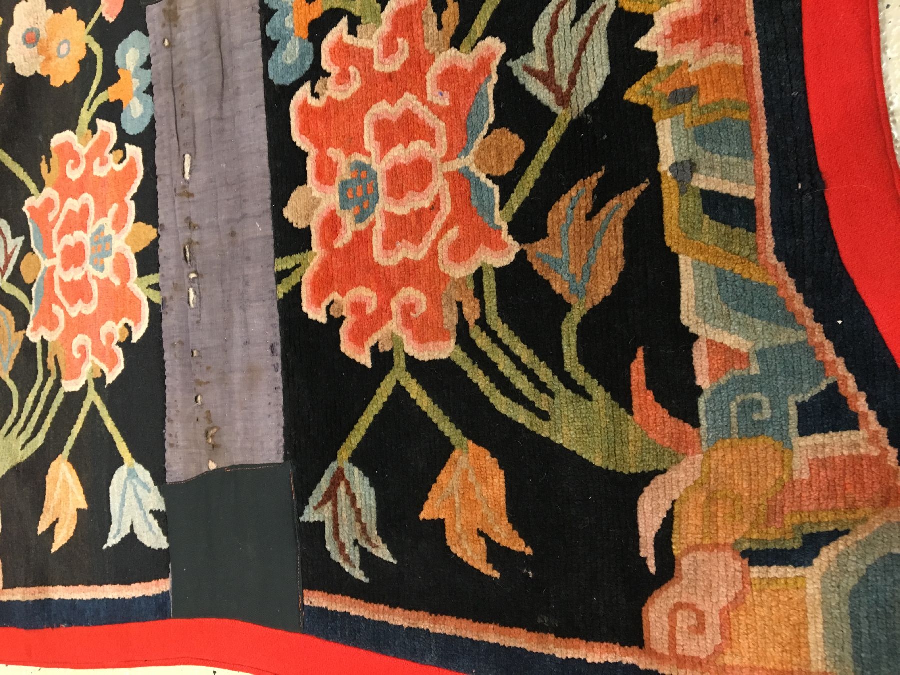 Detail c: Schigatse "Makden" alt (Lotus), Südtibet, um 1920, Wolle geknüpft auf Wolle. Dekorativer Sattel mit Lotus Muster auf schwarzen Grund. ...