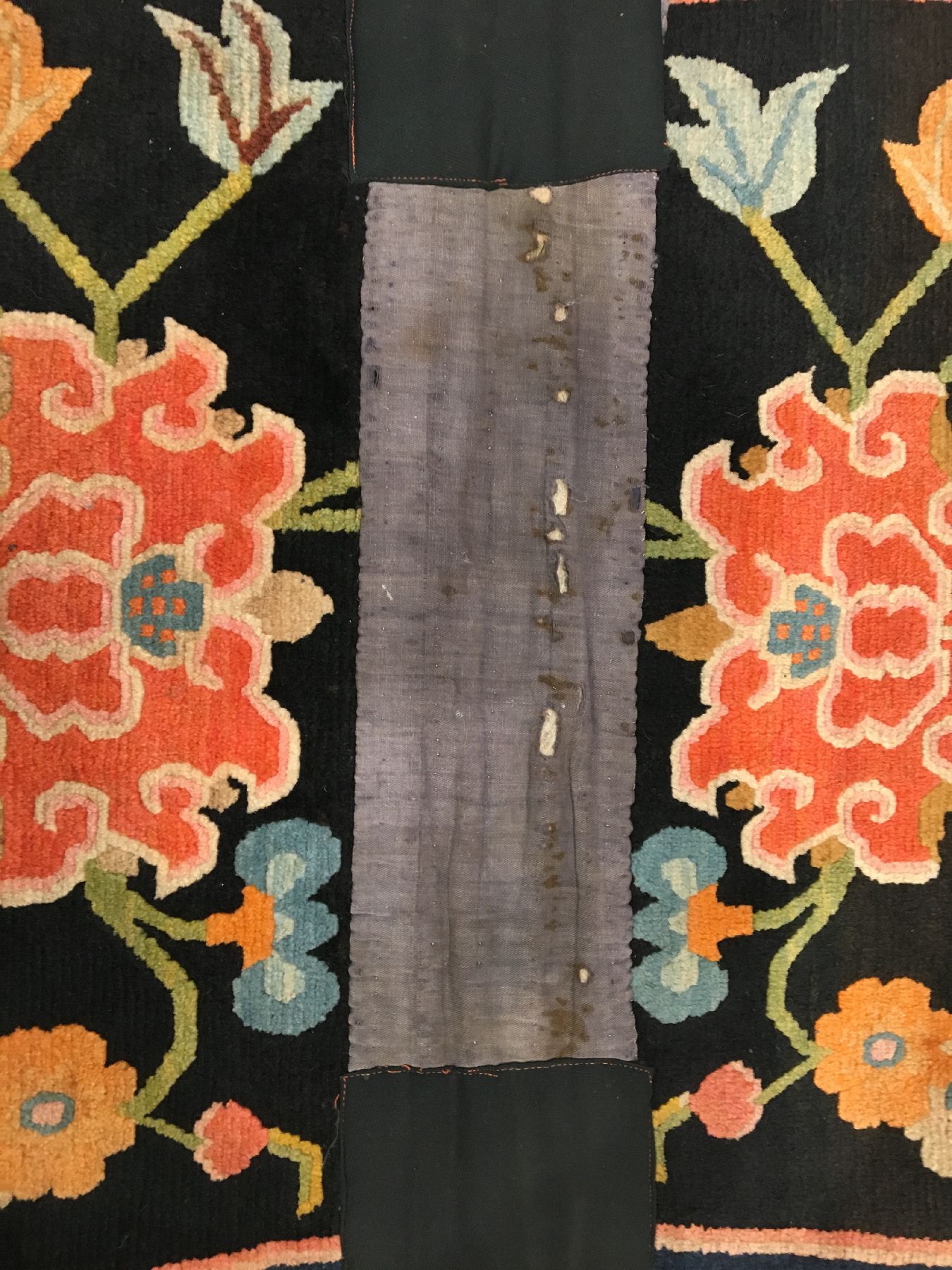 Detail d: Schigatse "Makden" alt (Lotus), Südtibet, um 1920, Wolle geknüpft auf Wolle. Dekorativer Sattel mit Lotus Muster auf schwarzen Grund. ...