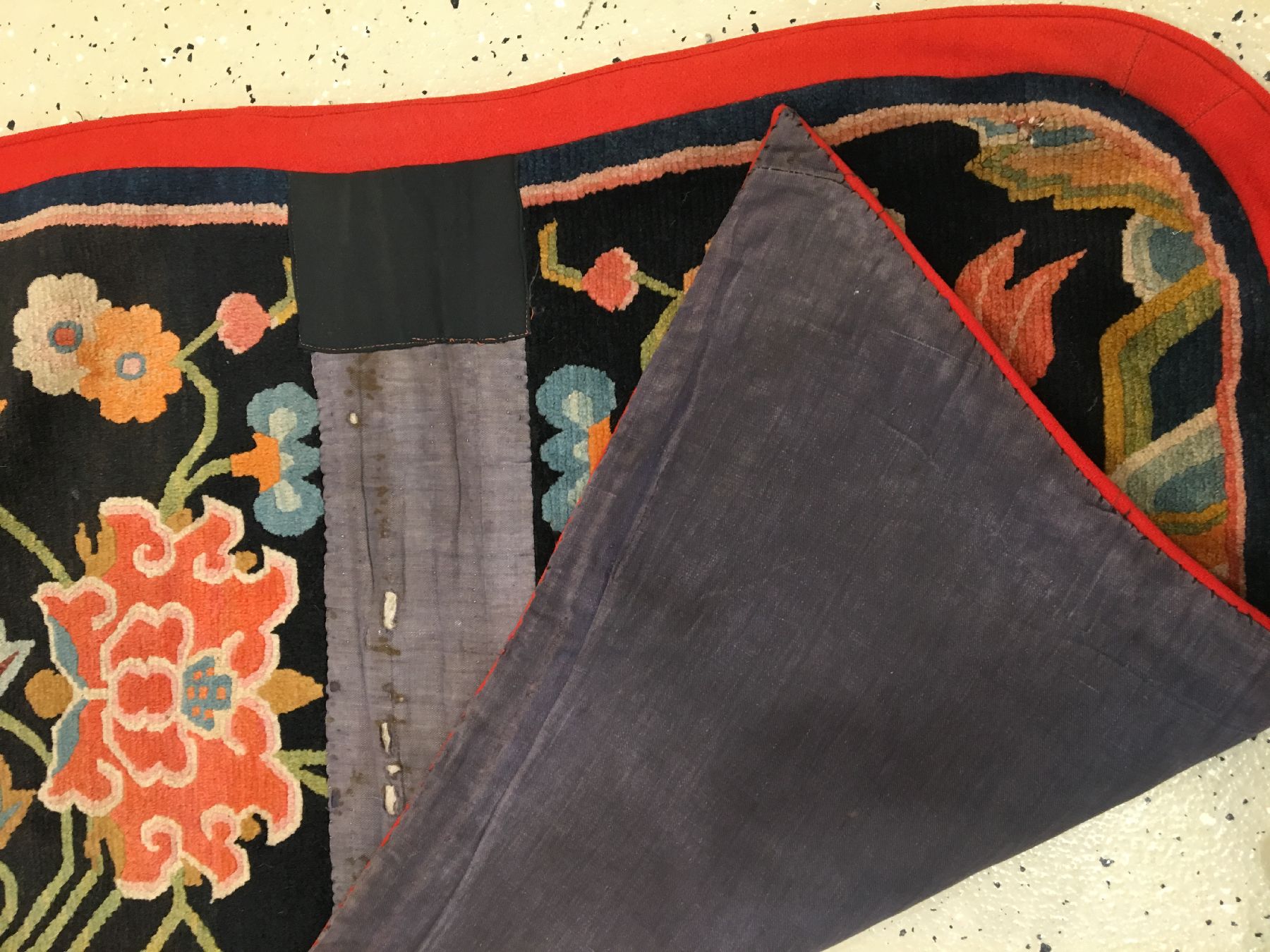 Detail e: Schigatse "Makden" alt (Lotus), Südtibet, um 1920, Wolle geknüpft auf Wolle. Dekorativer Sattel mit Lotus Muster auf schwarzen Grund. ...